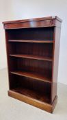 A GOOD QUALITY REPRODUCTION MAHOGANY FINISH BOOK CASE W 90CM, D 32CM, H 139CM.