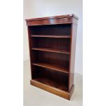 A GOOD QUALITY REPRODUCTION MAHOGANY FINISH BOOK CASE W 90CM, D 32CM, H 139CM.