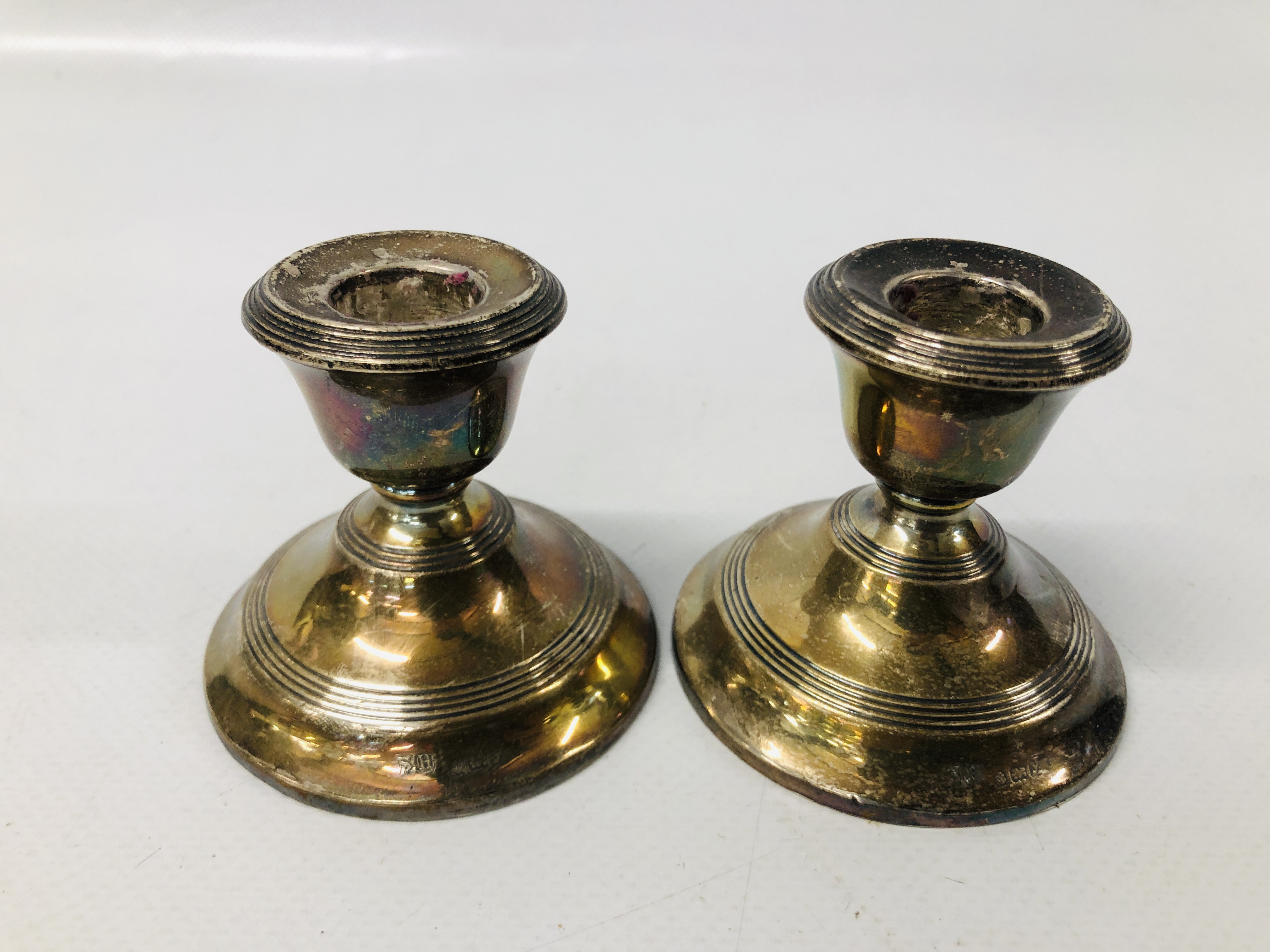 A PAIR OF SILVER SQUAT CANDLESTICKS, BIRMINGHAM ASSAY HEIGHT 5.5CM. - Image 3 of 5