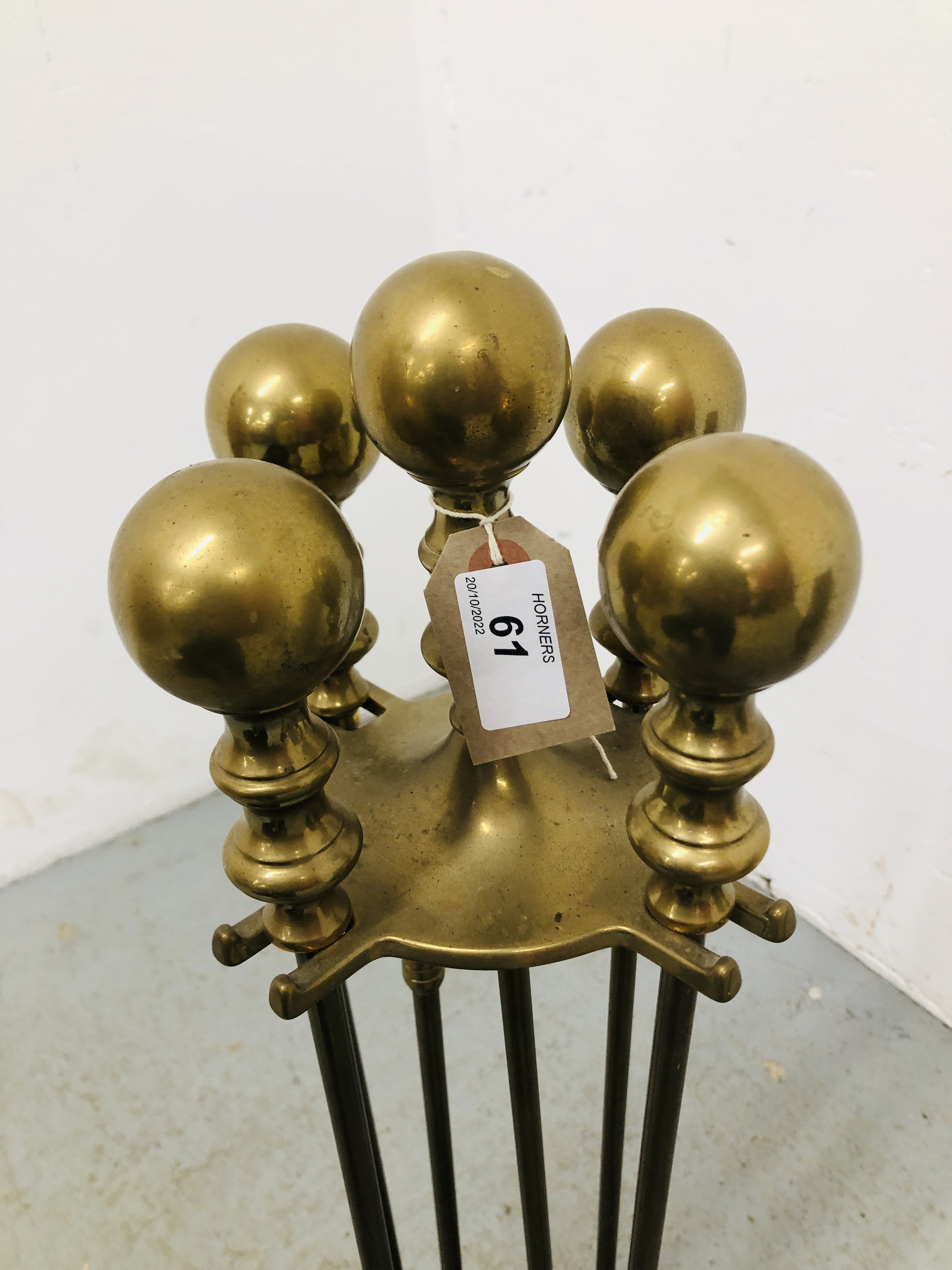 A HEAVY BRASS FIRESIDE COMPANION SET - HEIGHT 77CM. - Image 2 of 4