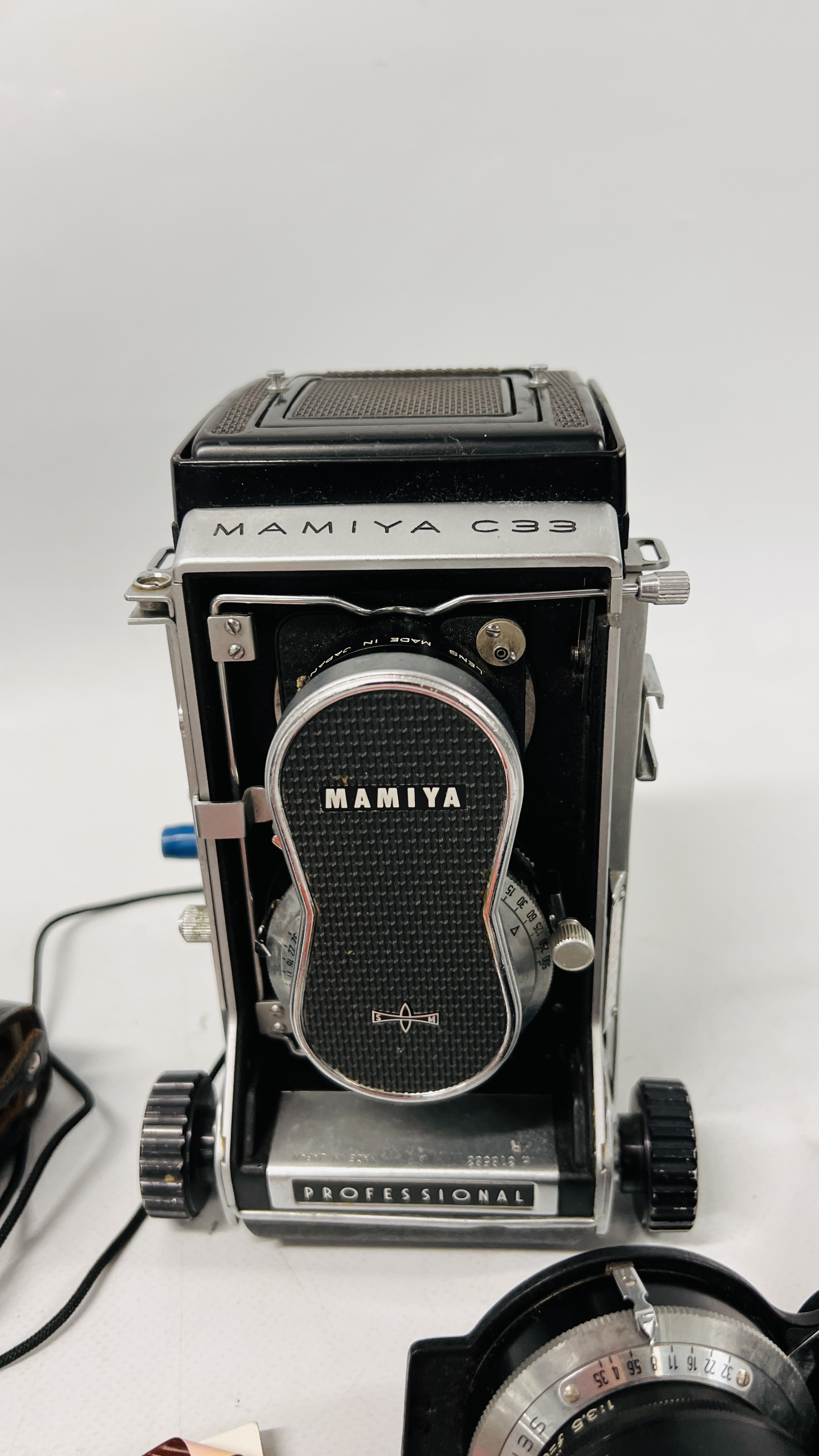 VINTAGE CAMERA EQUIPMENT TO INCLUDE MAMIYA C330 PROFESSIONAL F CAMERA, - Image 4 of 16