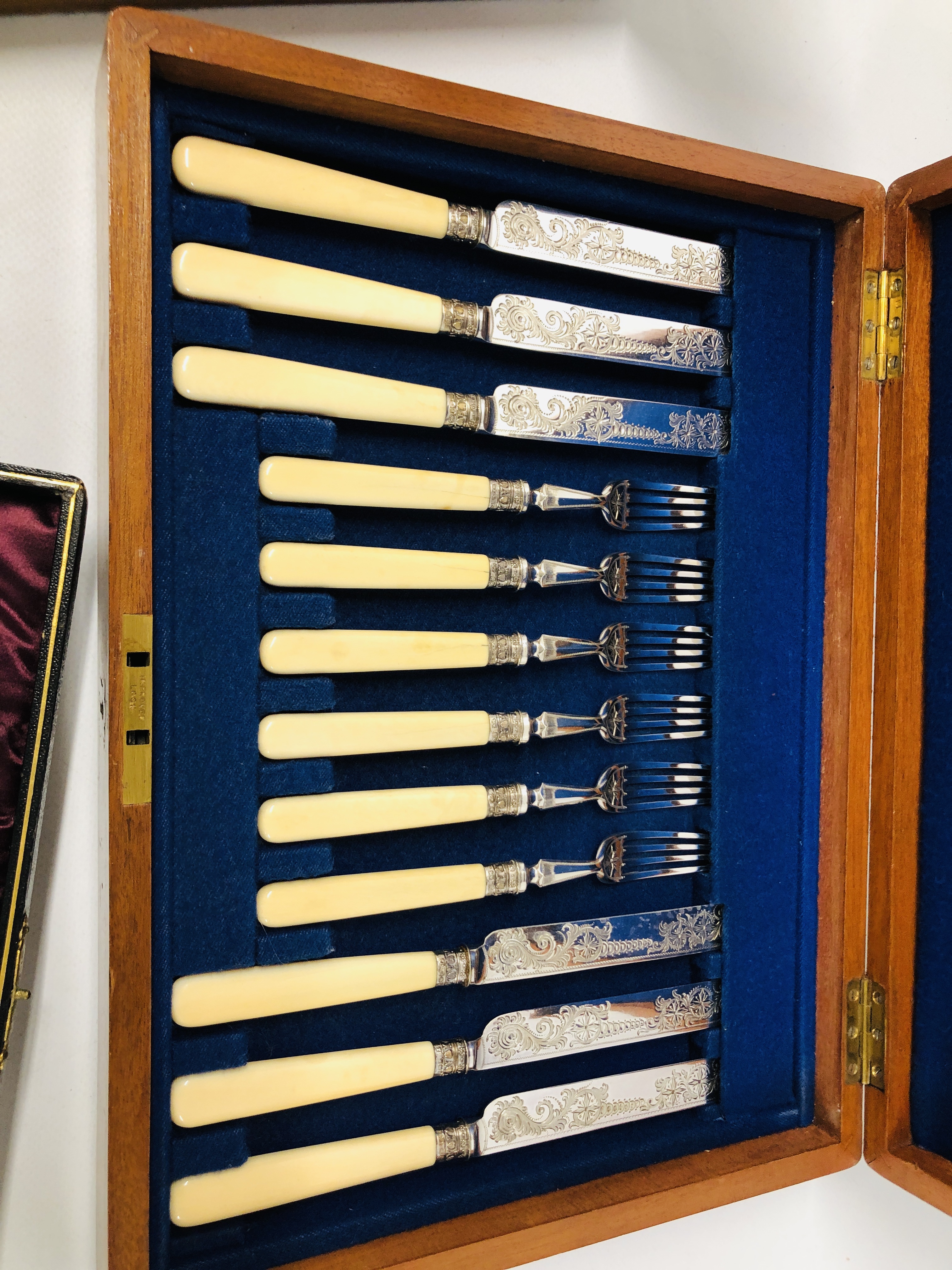 3 X CASED SETS OF VINTAGE PLATED CUTLERY TO INCLUDE A MAHOGANY CASED SET OF FISH CUTLERY. - Image 5 of 7