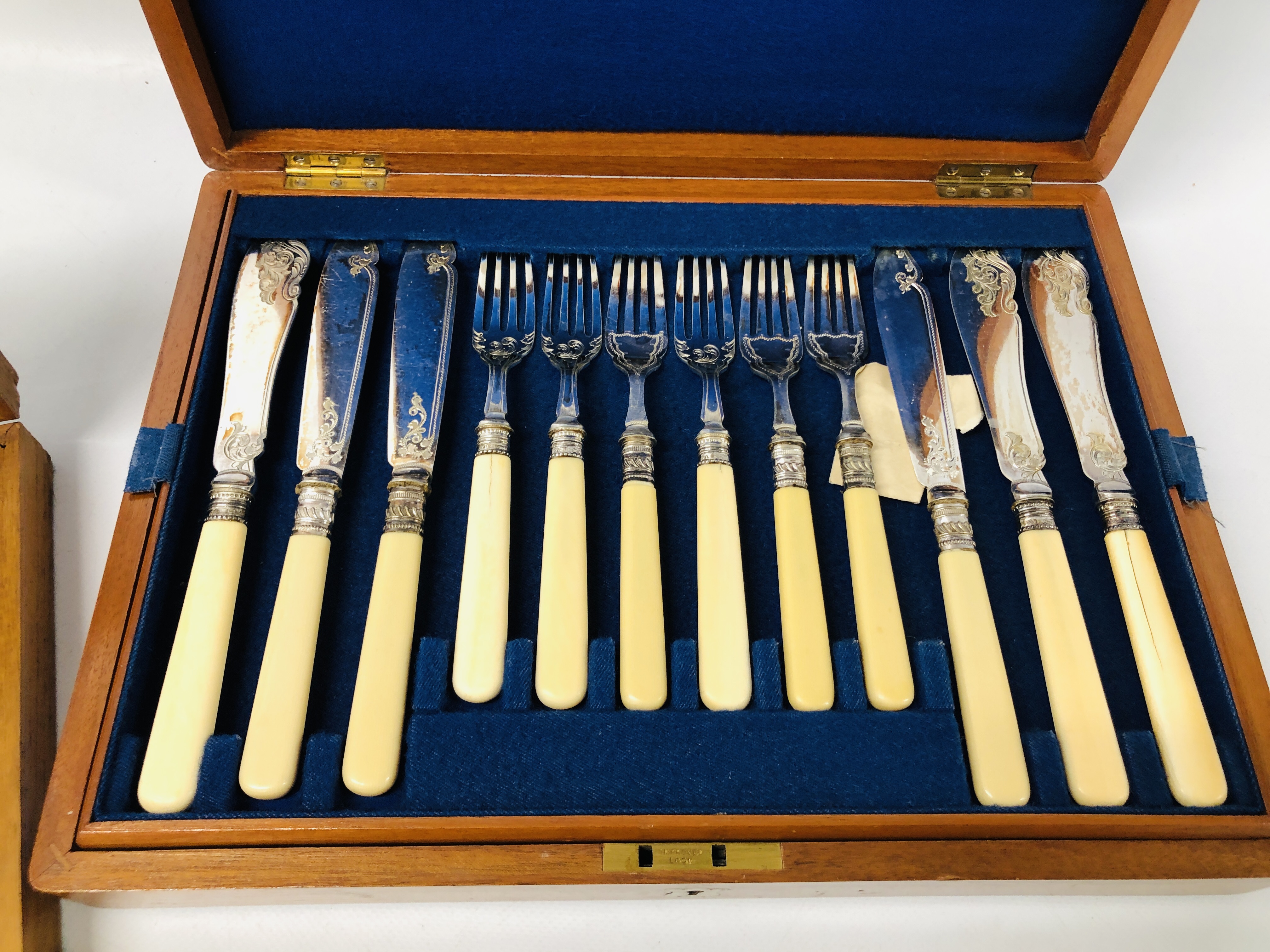 3 X CASED SETS OF VINTAGE PLATED CUTLERY TO INCLUDE A MAHOGANY CASED SET OF FISH CUTLERY. - Image 4 of 7