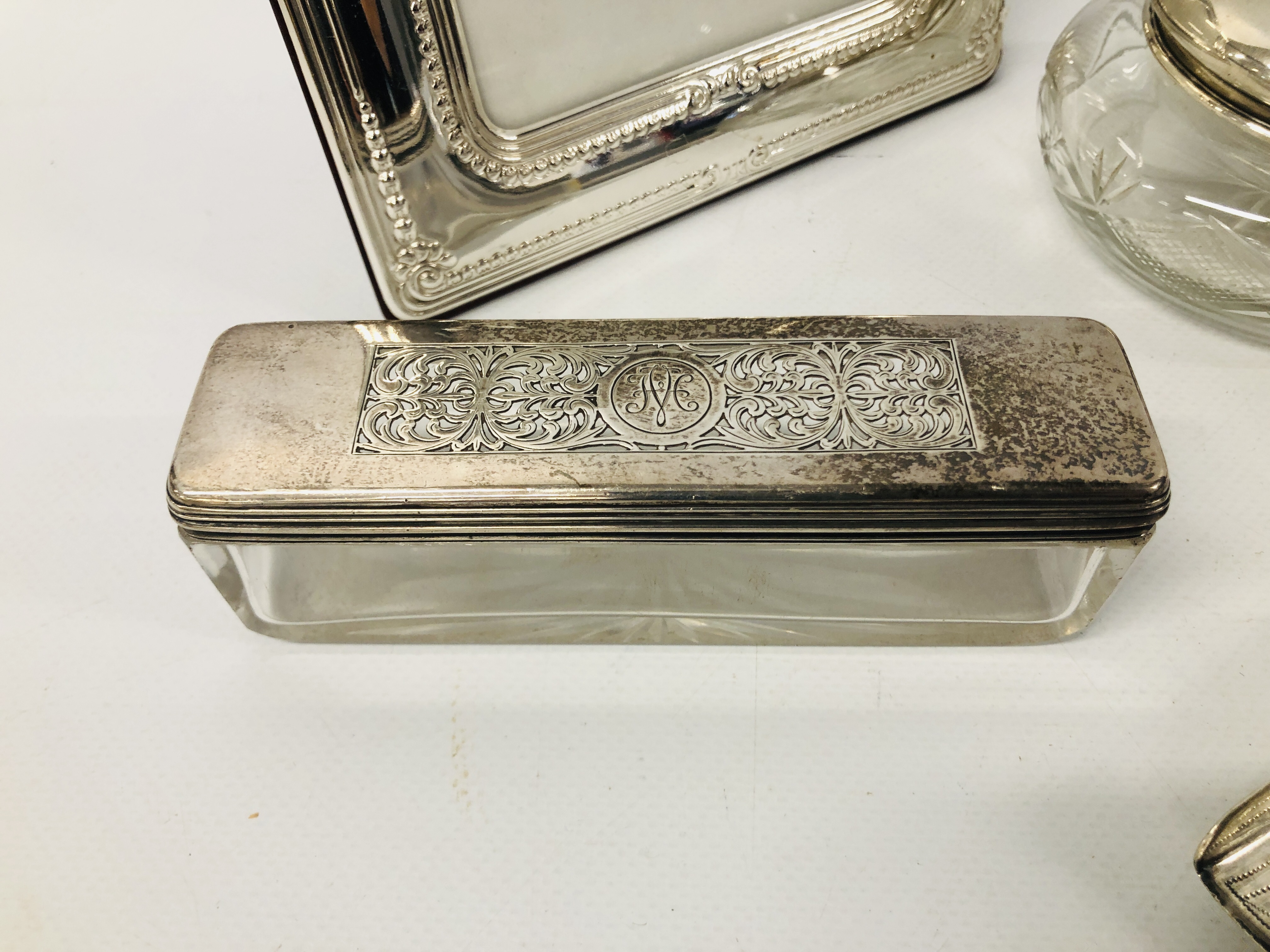 COLLECTION OF WHITE METAL AND SILVER TO INCLUDE SILVER BACKED MIRROR, PHOTO FRAME, BONBON DISH, - Image 10 of 12
