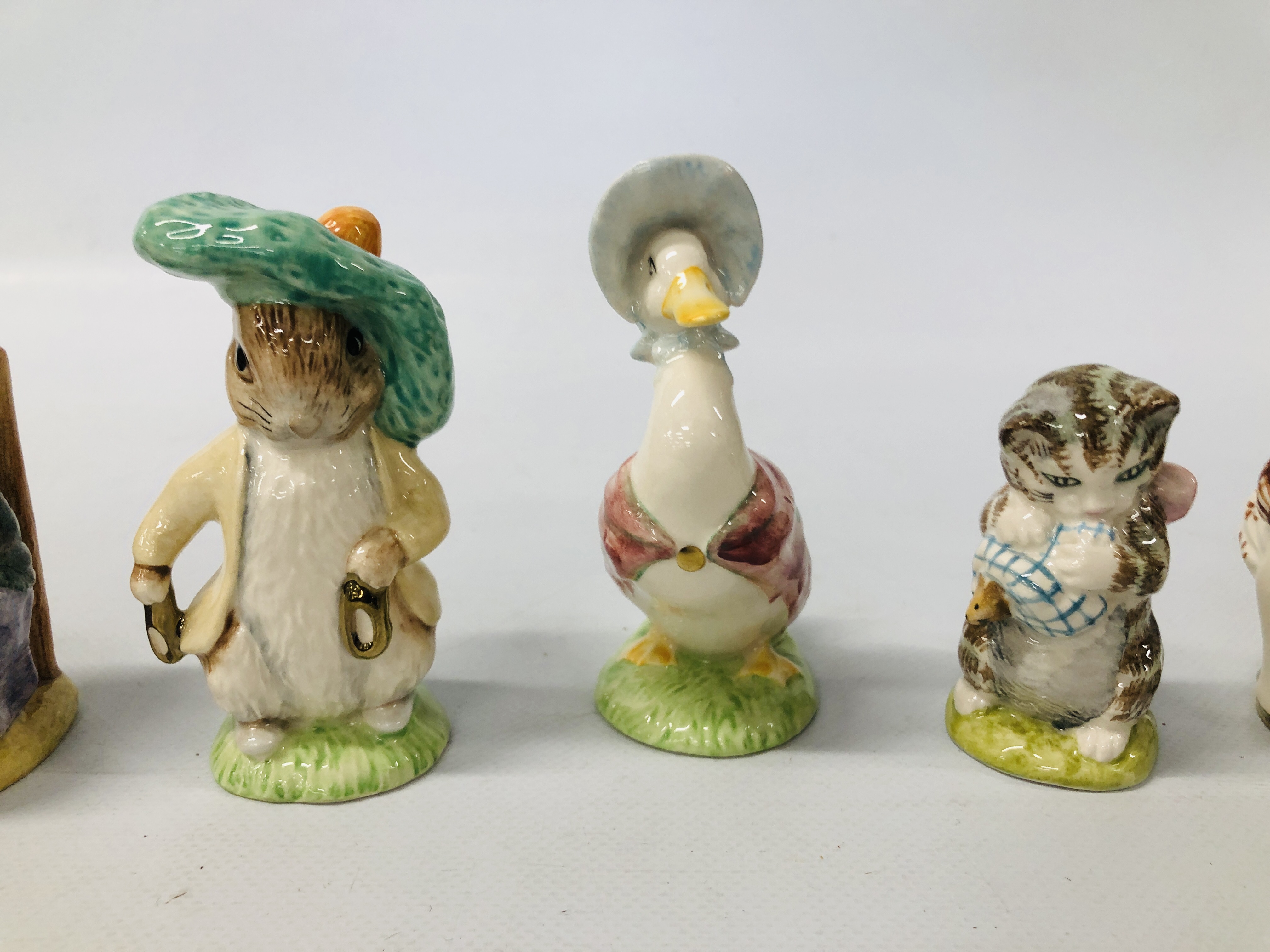 COLLECTION OF 8 X BESWICK BEATRIX POTTER CABINET ORNAMENTS TO INCLUDE 3 GOLD LABELS JEMIMA PUDDLE - Image 3 of 9