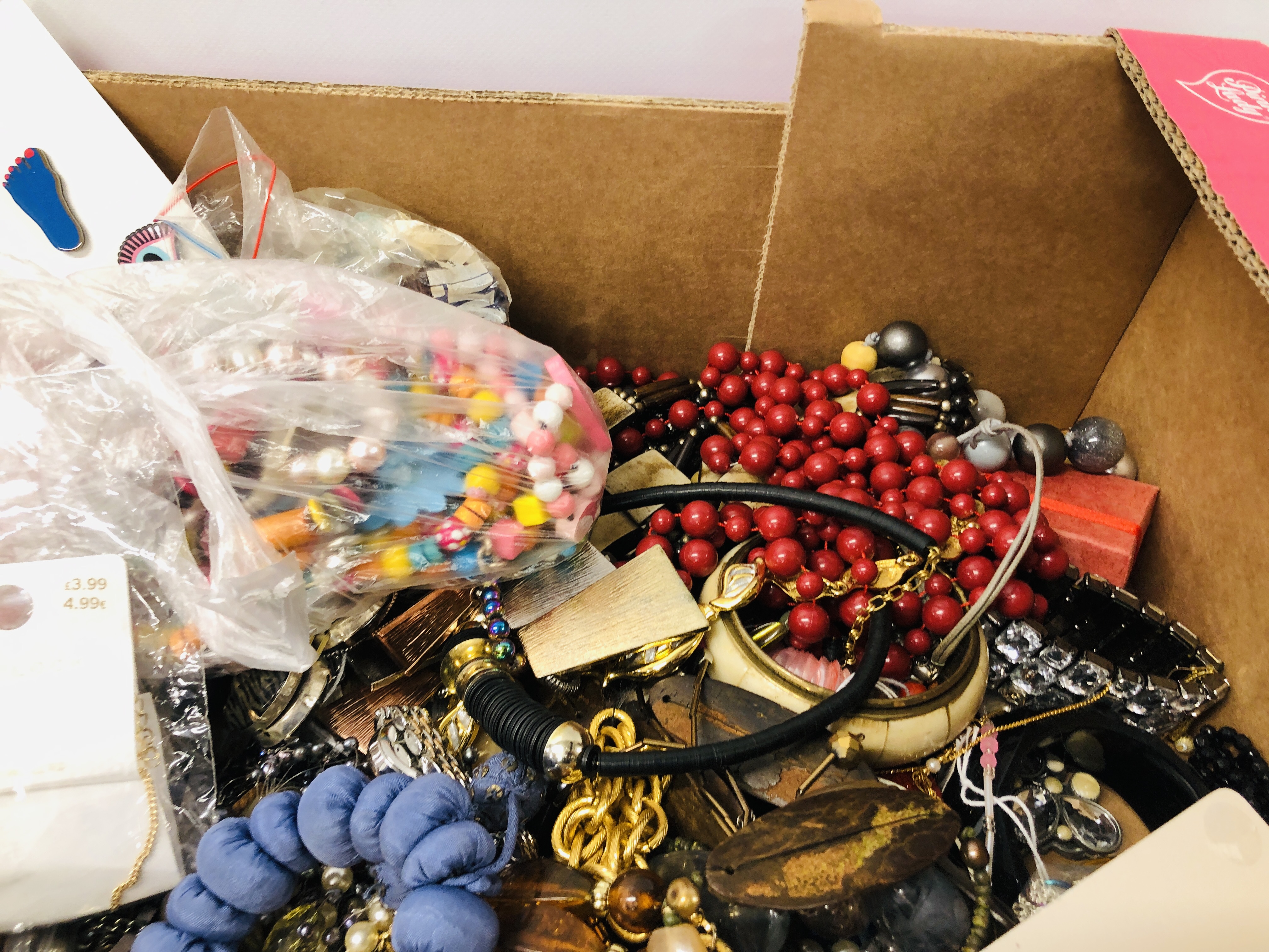 LARGE BOX OF ASSORTED MODERN COSTUME JEWELLERY TO INCLUDE NECKLACES, BEADS, BROOCHES, - Image 5 of 6