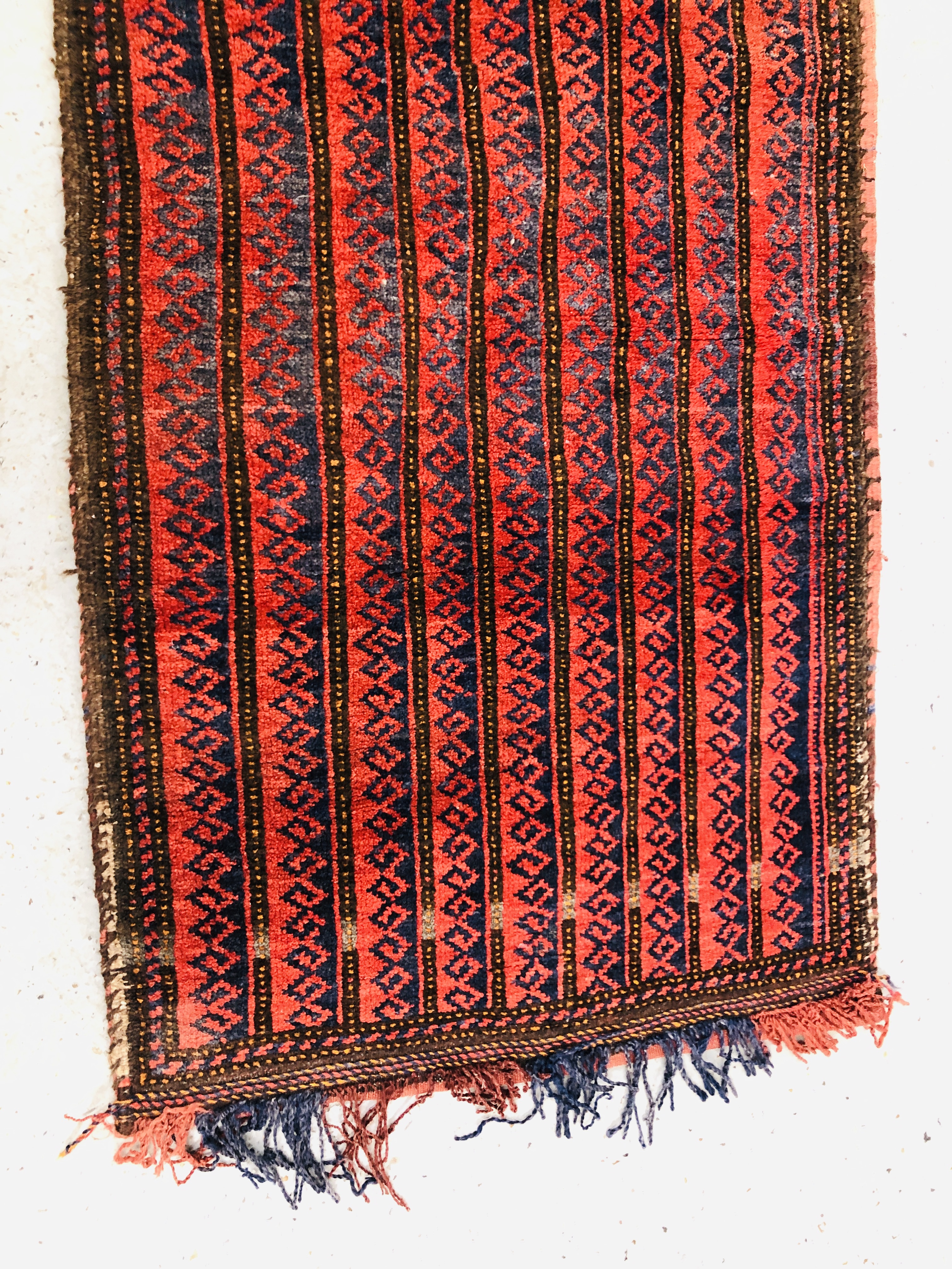 TURKOMAN CARPET BAG, THE ROWS OF HOOKED MOTIF ON A RED FIELD L108CM X W62CM. - Image 3 of 7