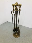 A HEAVY BRASS FIRESIDE COMPANION SET - HEIGHT 77CM.