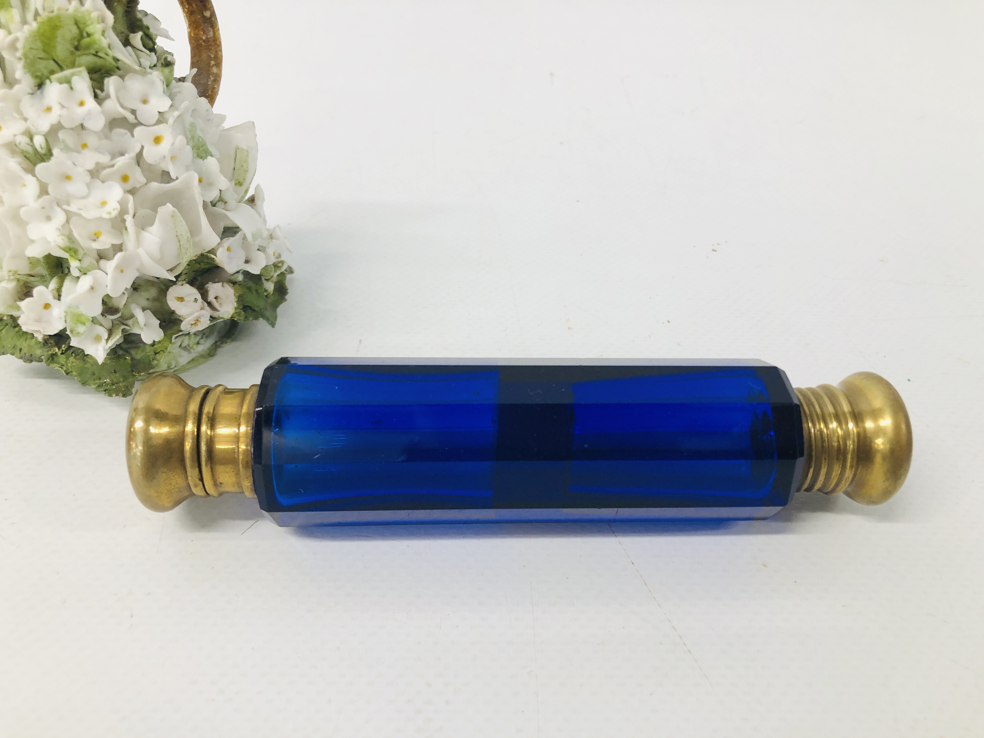 5 X VARIOUS ANTIQUE SCENT BOTTLES TO INCLUDE A BLUE GLASS DOUBLE ENDED EXAMPLE ETC. - Image 7 of 9