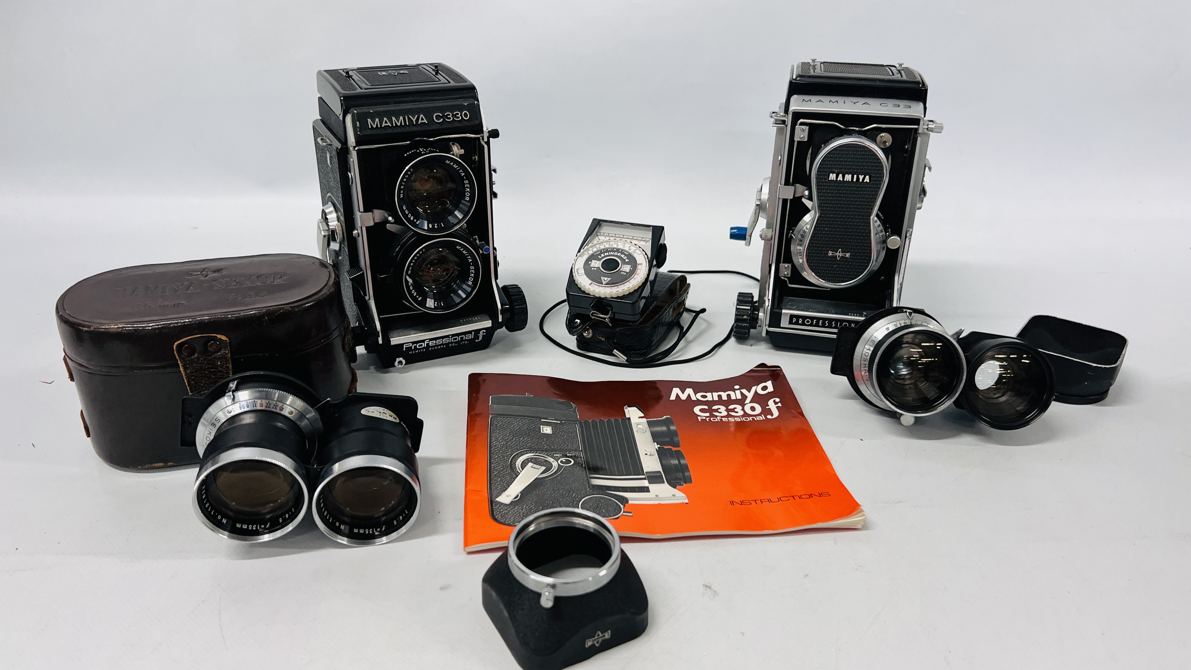 VINTAGE CAMERA EQUIPMENT TO INCLUDE MAMIYA C330 PROFESSIONAL F CAMERA,