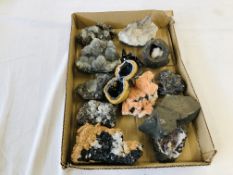 A COLLECTION OF APPROX 12 CRYSTAL AND MINERAL ROCK EXAMPLES TO INCLUDE LAZURITE, COVELLITE,