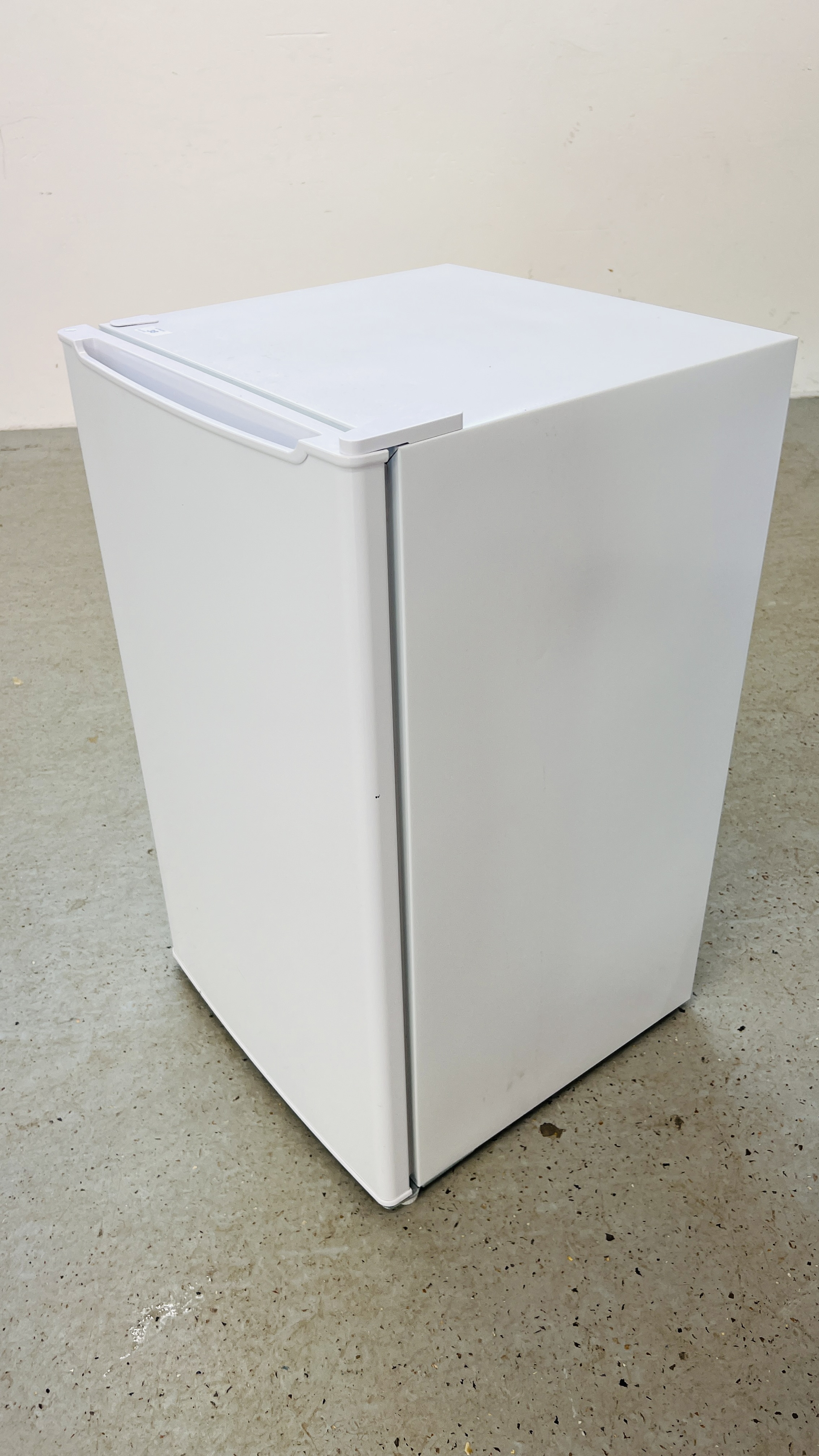 AN UNBRANDED UNDERCOUNTER THREE DRAWER FREEZER - SOLD AS SEEN. - Image 3 of 6