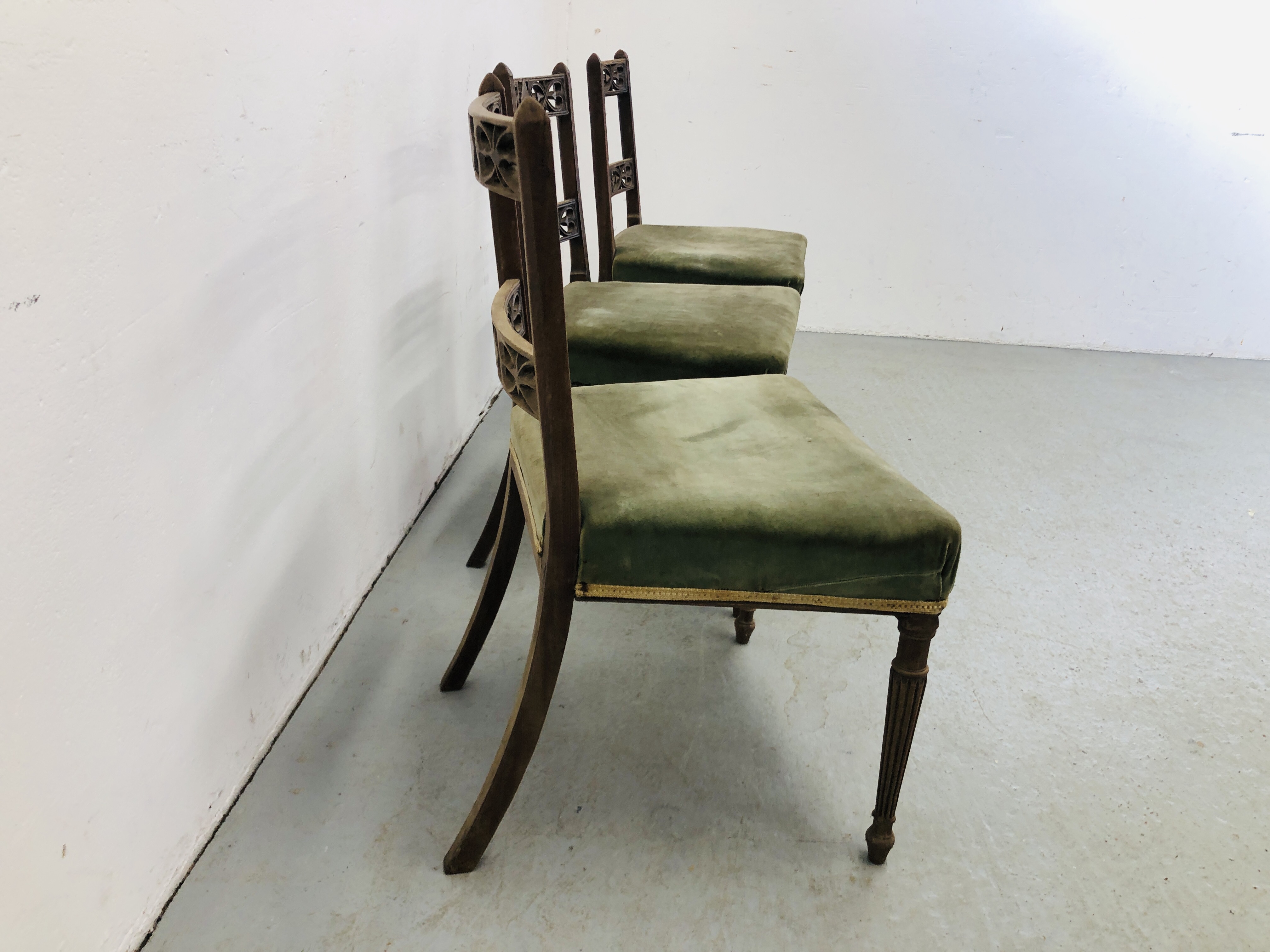 A SET OF THREE GEORGIAN OAK CHIPPENDALE CHAIRS ON REEDED LEG - Image 10 of 10