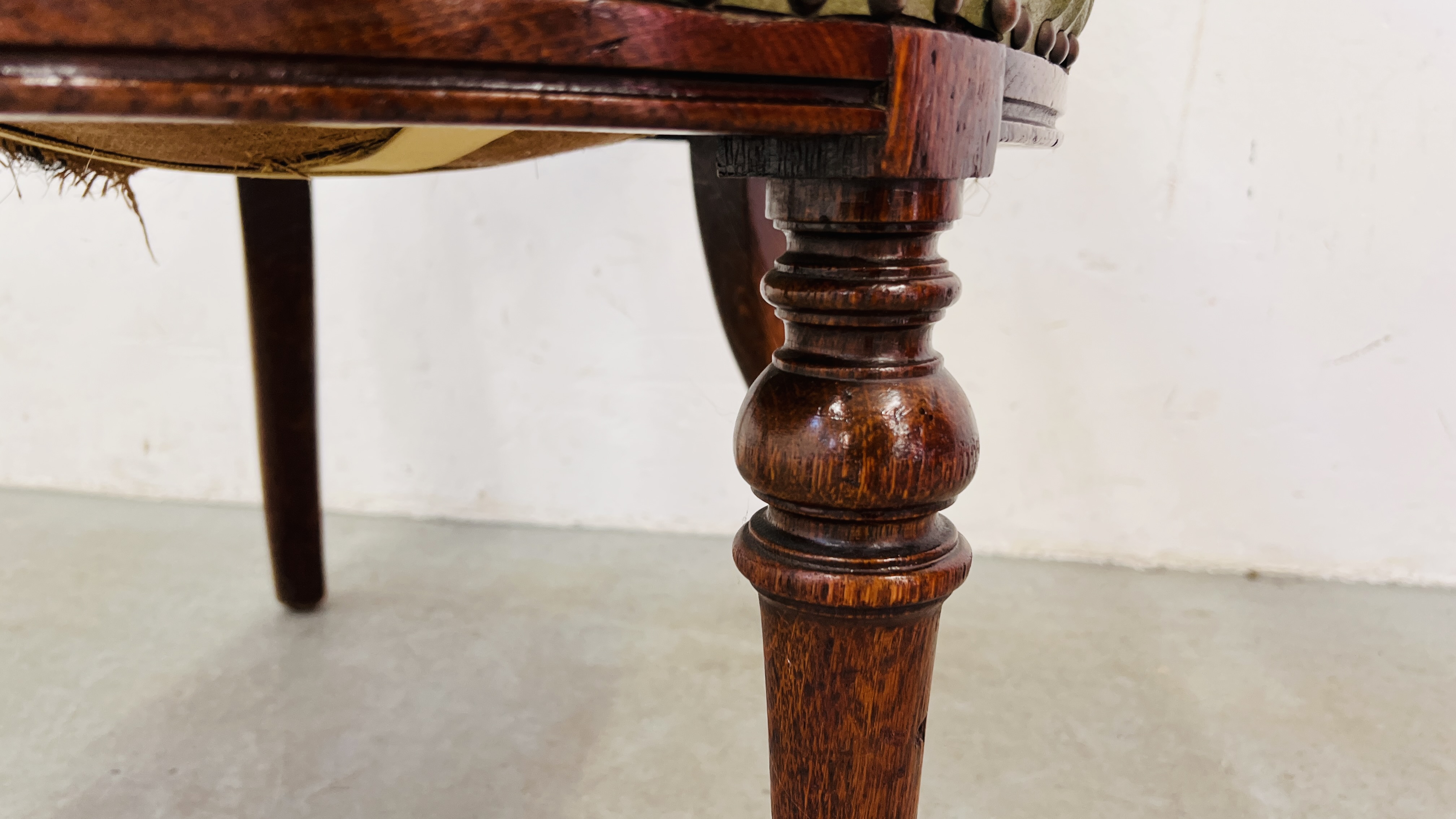 AN ANTIQUE OAK FRAMED TUB CHAIR WITH BOTTLE GREEN LEATHER UPHOLSTERY AND STUD DETAILING. - Image 5 of 7