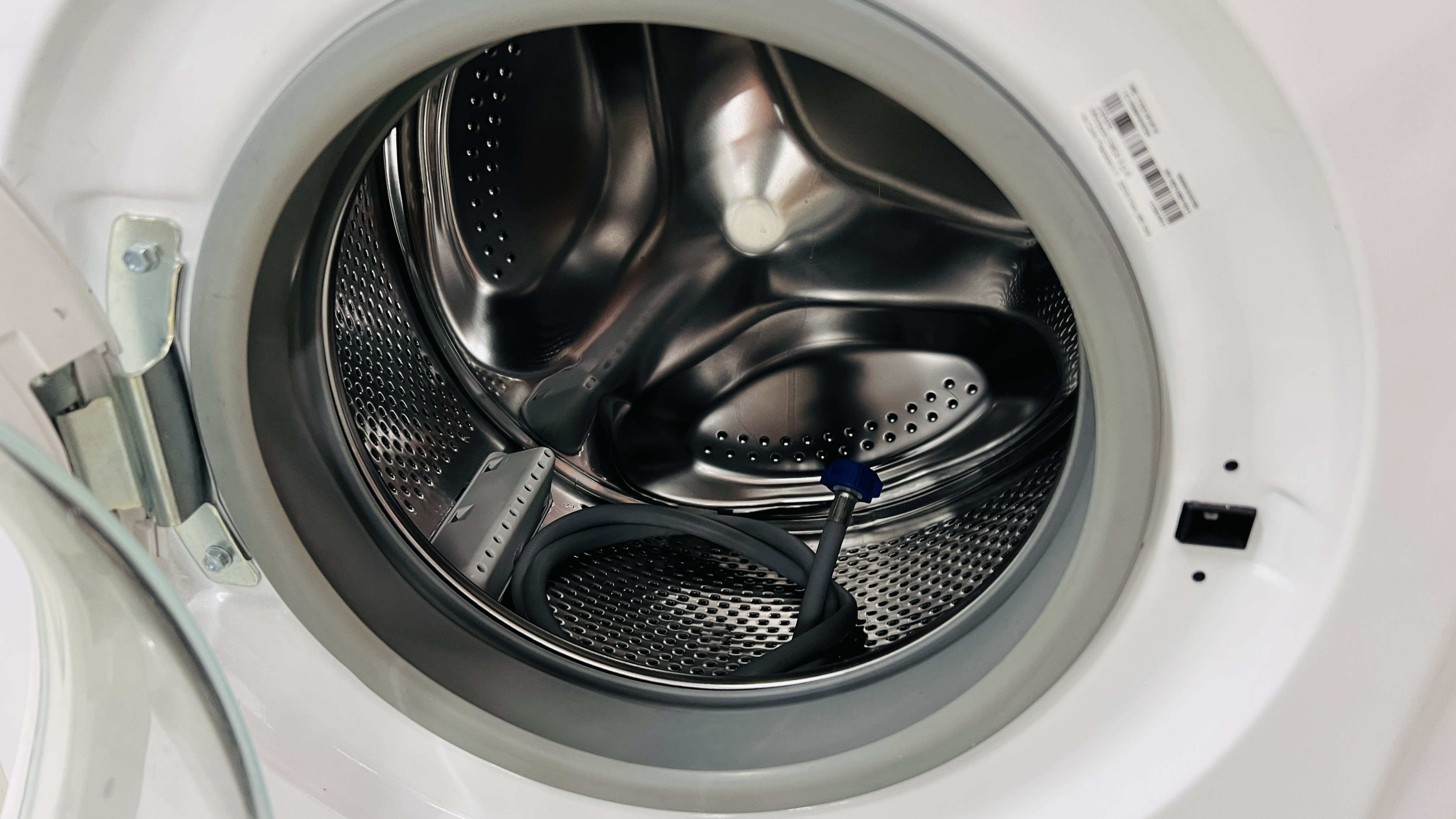 AN INDESIT 7KG WASHING MACHINE - SOLD AS SEEN - Image 6 of 6