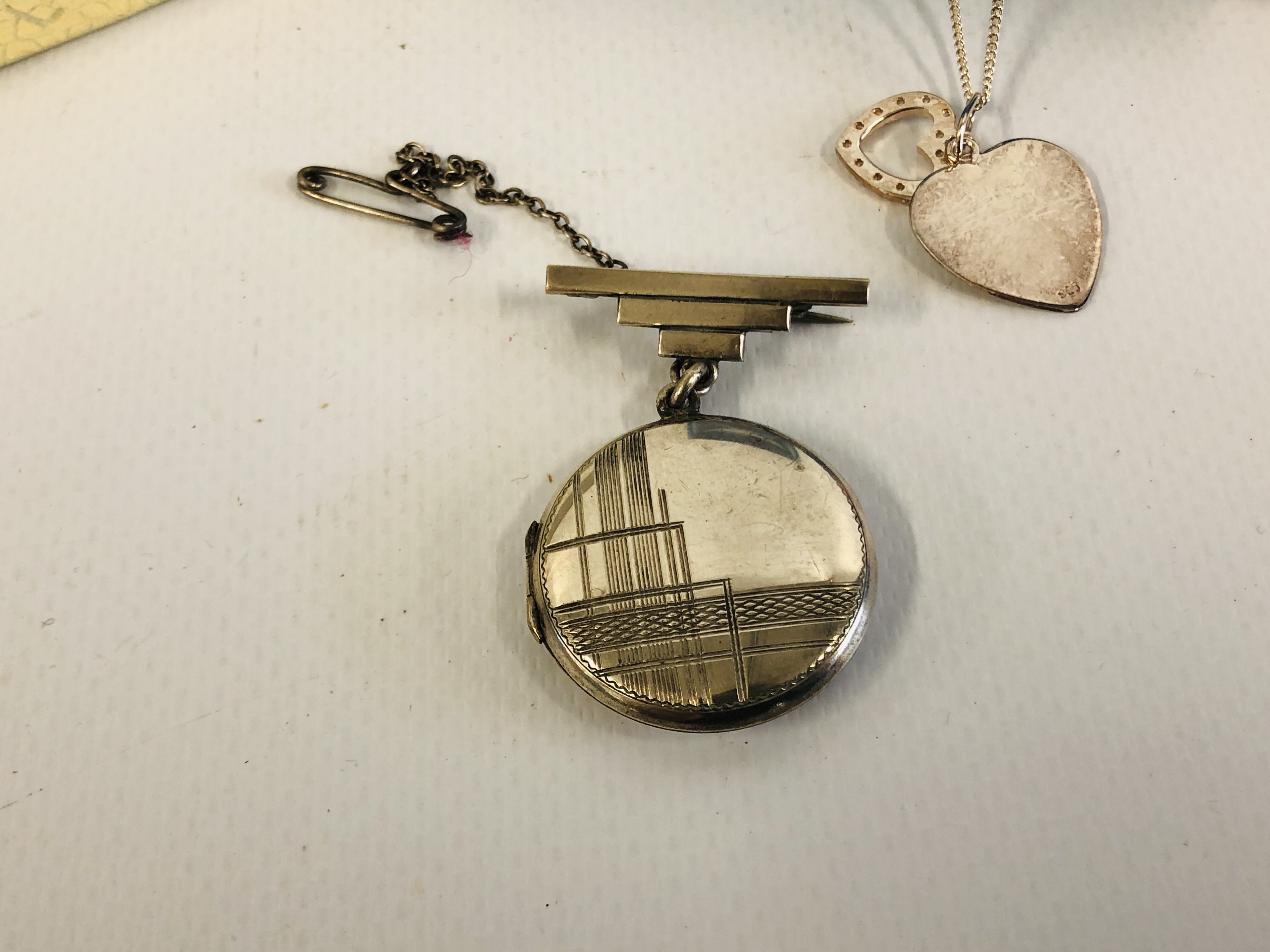 GOLD AND SILVER JEWELLERY TO INCLUDE ART DECO SILVER LOCKET AND A 14CT. - Image 5 of 8