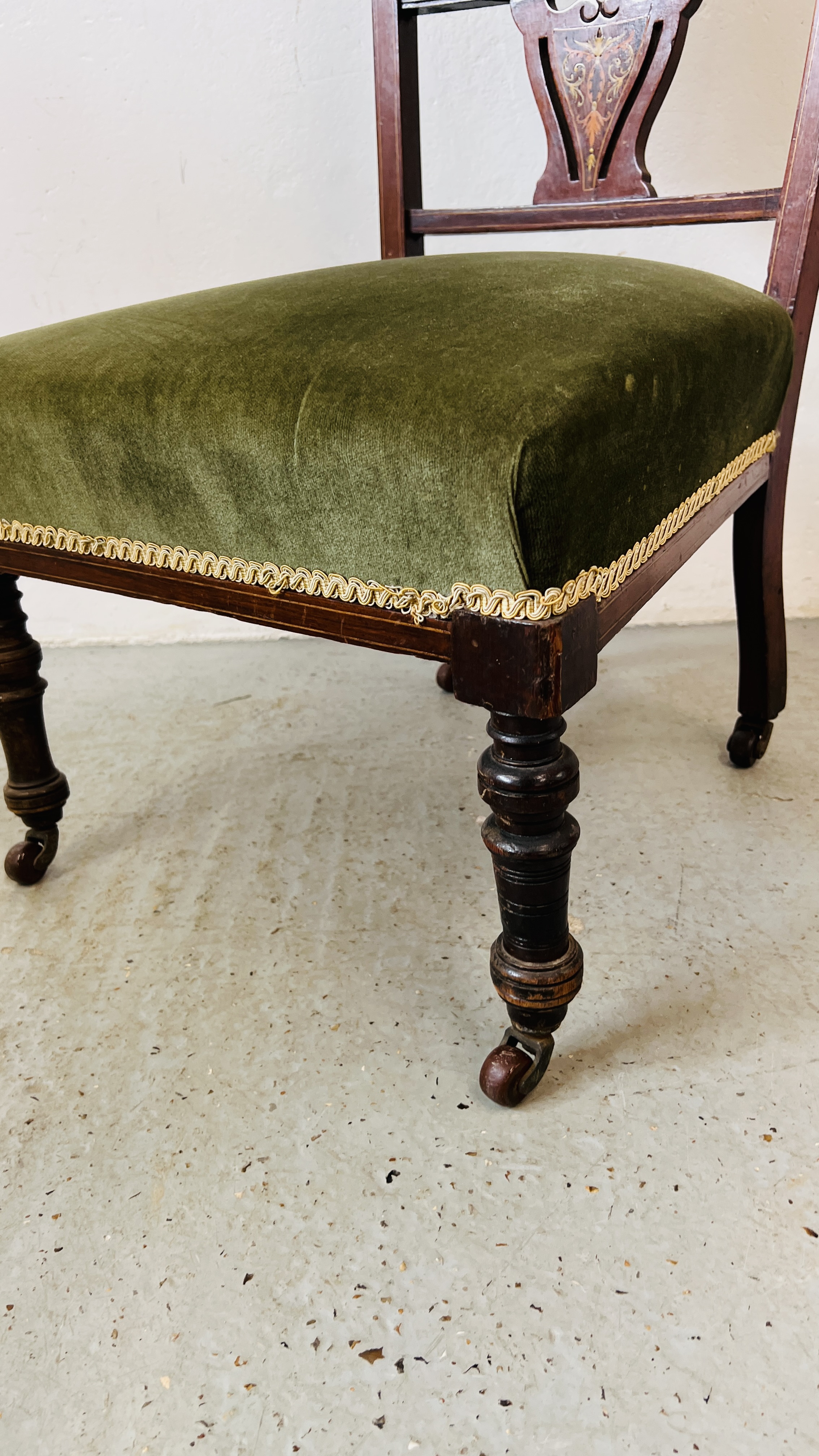 AN ANTIQUE EDWARDIAN INLAID FRET WORK DETAIL GREEN UPHOLSTERED CHAIR. - Image 3 of 7