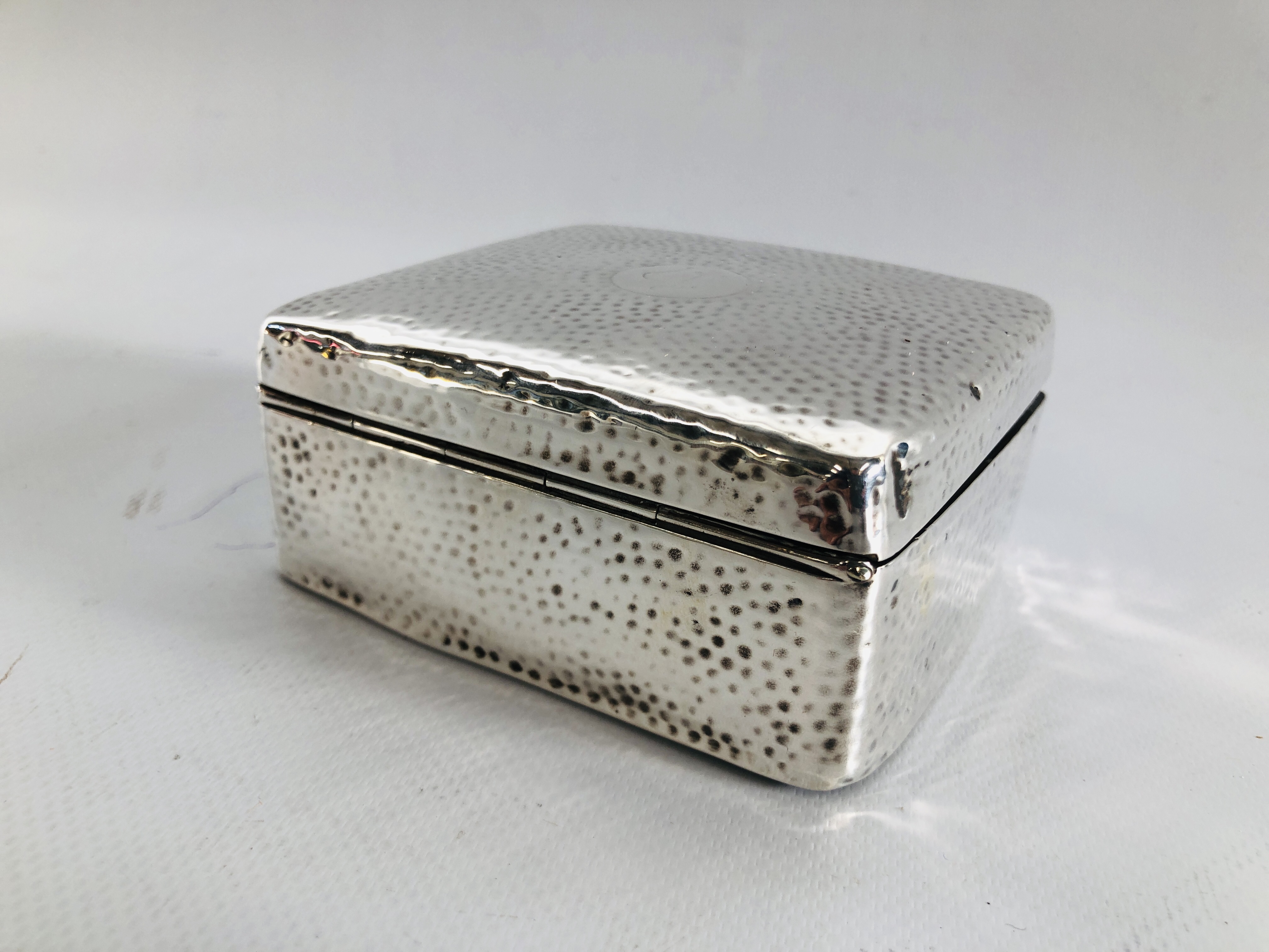 A SMALL SILVER CIGARETTE BOX AND ONE LARGER SILVER CIGARETTE BOX WITH HAMMERED FINISH. - Image 9 of 10