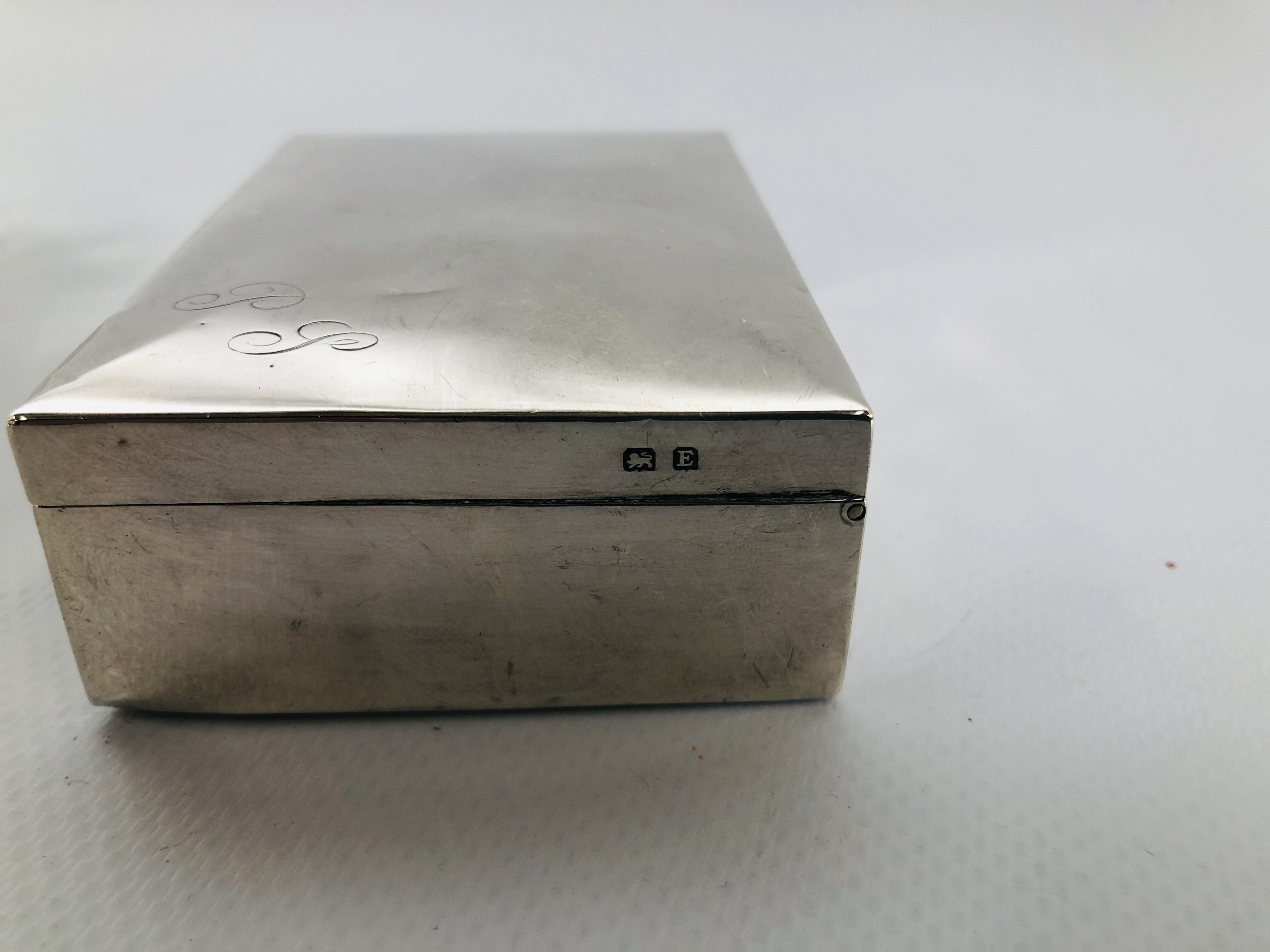 A SMALL SILVER CIGARETTE BOX AND ONE LARGER SILVER CIGARETTE BOX WITH HAMMERED FINISH. - Image 4 of 10