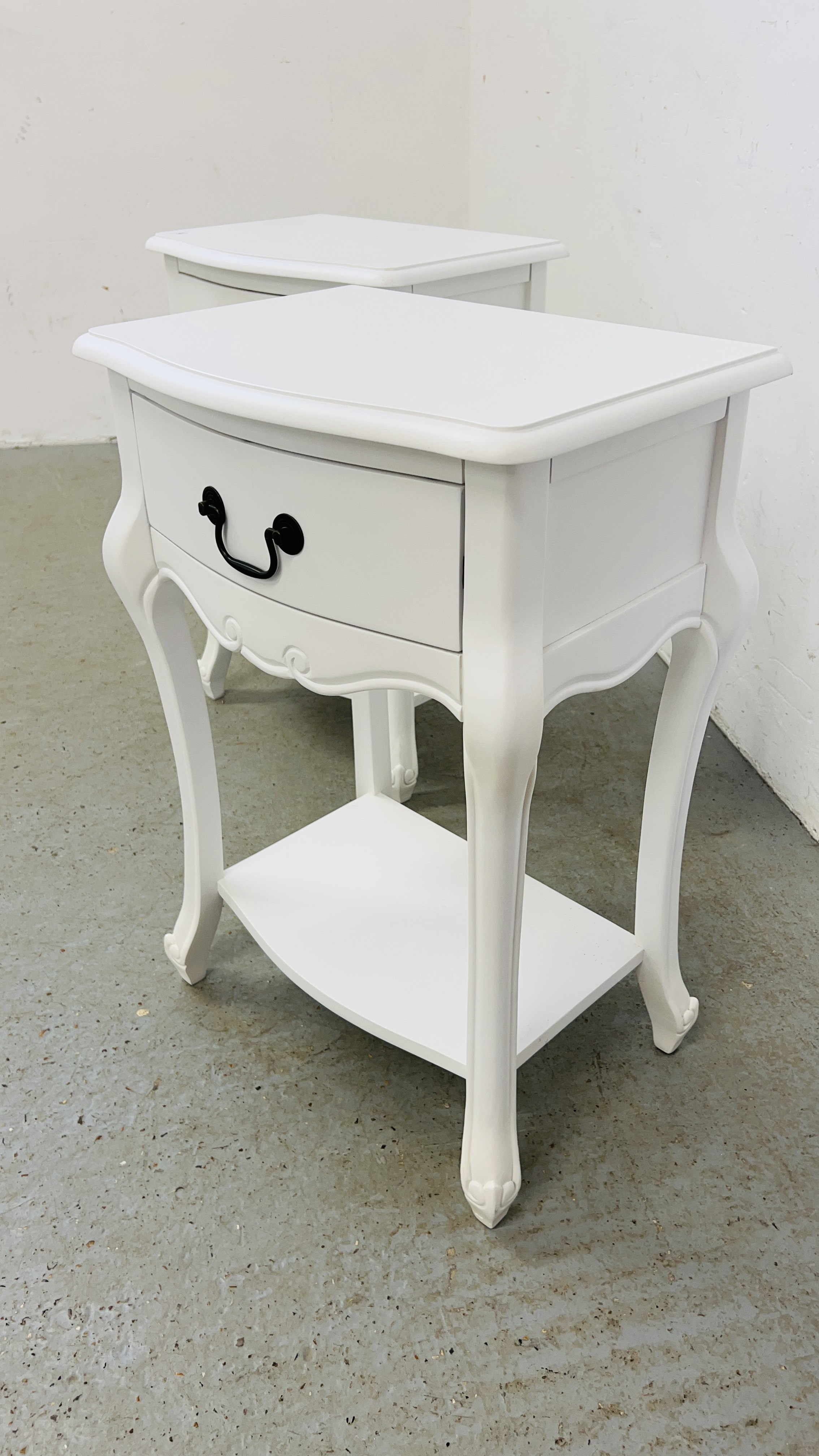 A PAIR OF FRENCH STYLE WHITE FINISHED SINGLE DRAWER BEDSIDE TABLES. - Bild 9 aus 9