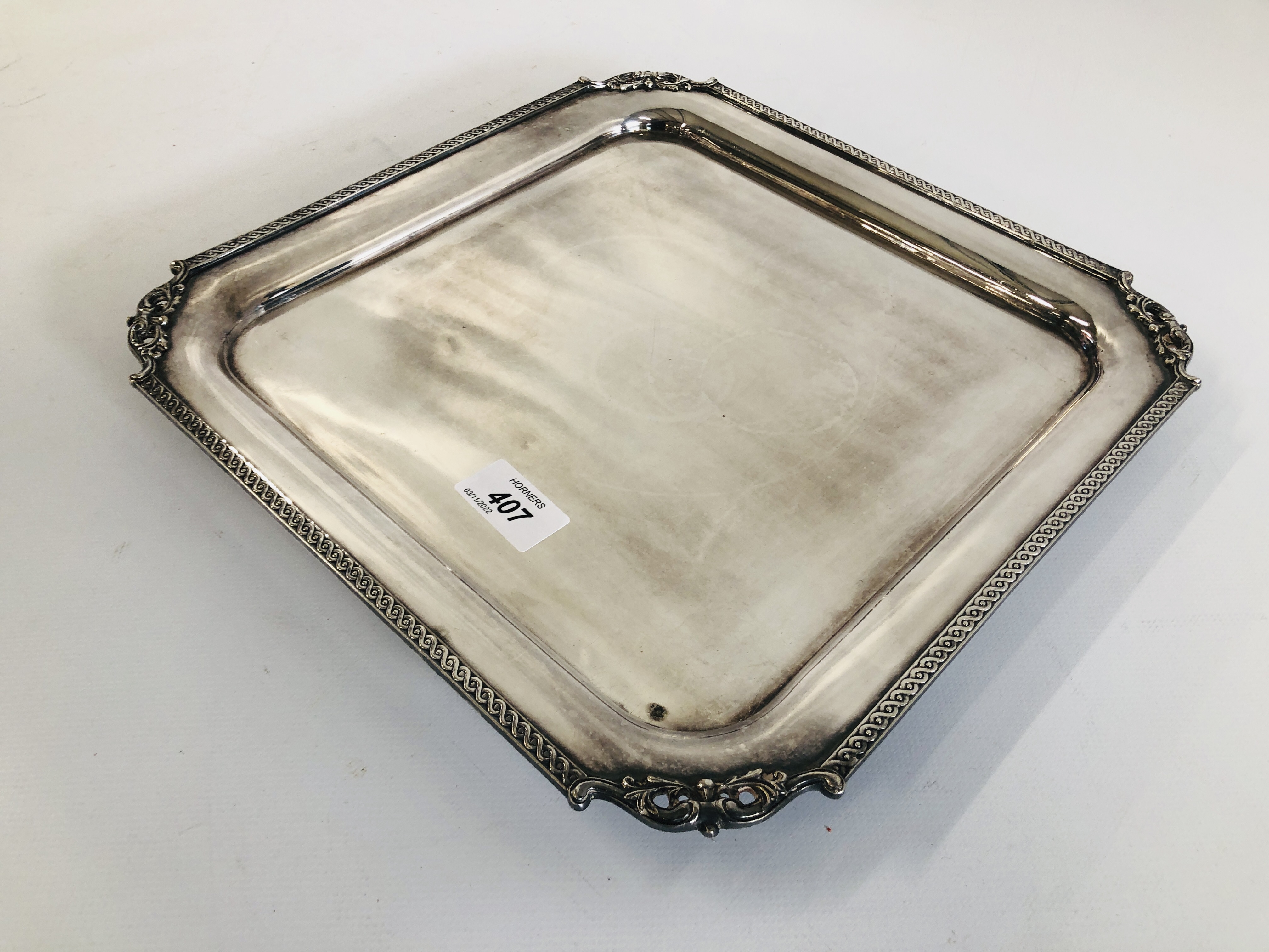 A GOOD QUALITY SILVER PLATED SALVER. - Image 2 of 8