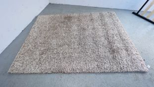 MODERN IVORY / BEIGE MACHINE MADE RUG 160CM X 230CM.