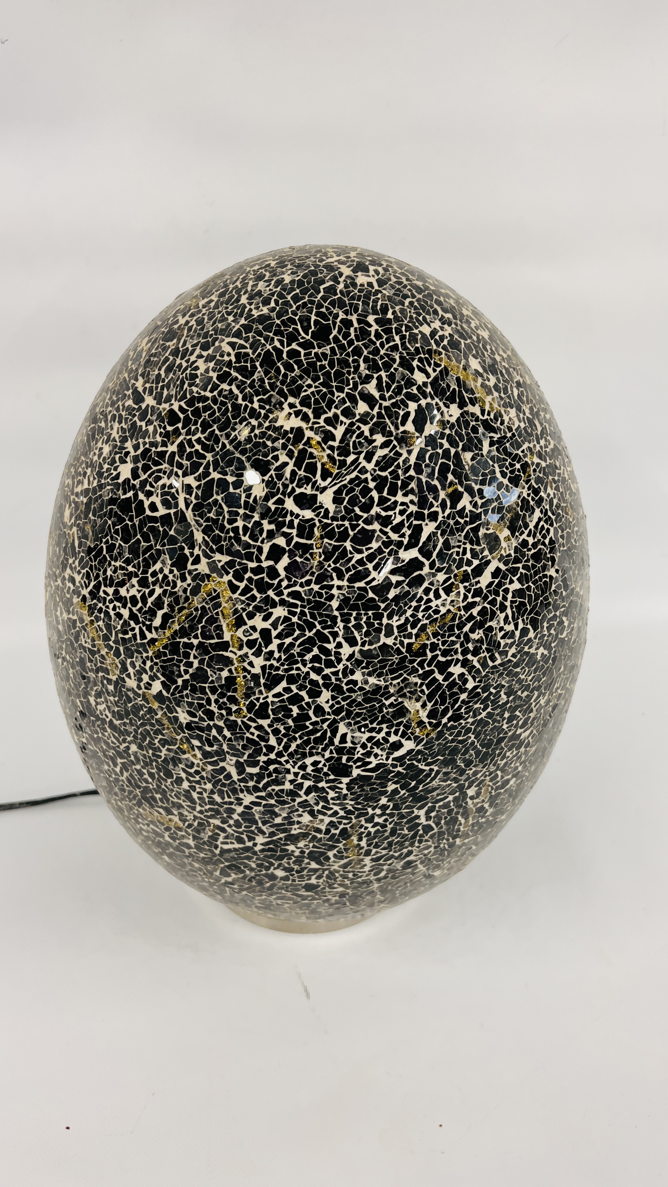 LARGE DESIGNER CRACKLE MOSAIC GLASS EGG LAMP HEIGHT 40CM - SOLD AS SEEN - Image 2 of 5