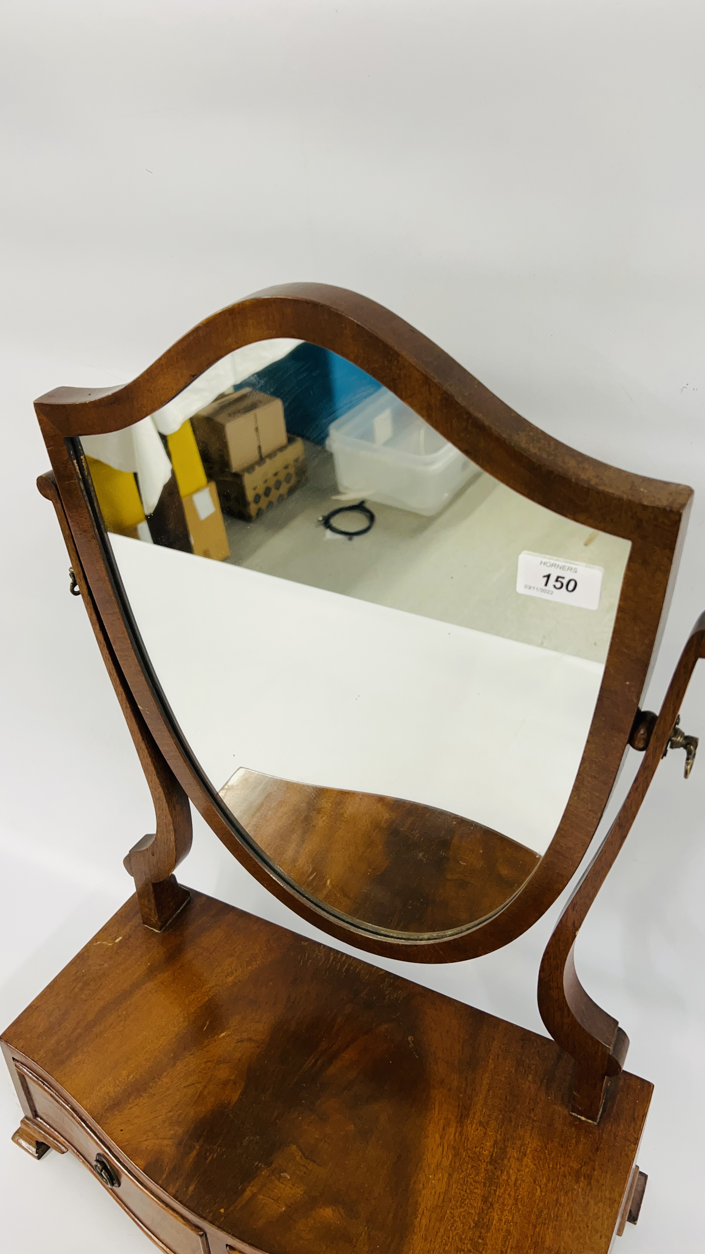AN EDWARDIAN SHIELD DESIGN TWO DRAWER DRESSING TABLE MIRROR. - Image 5 of 6