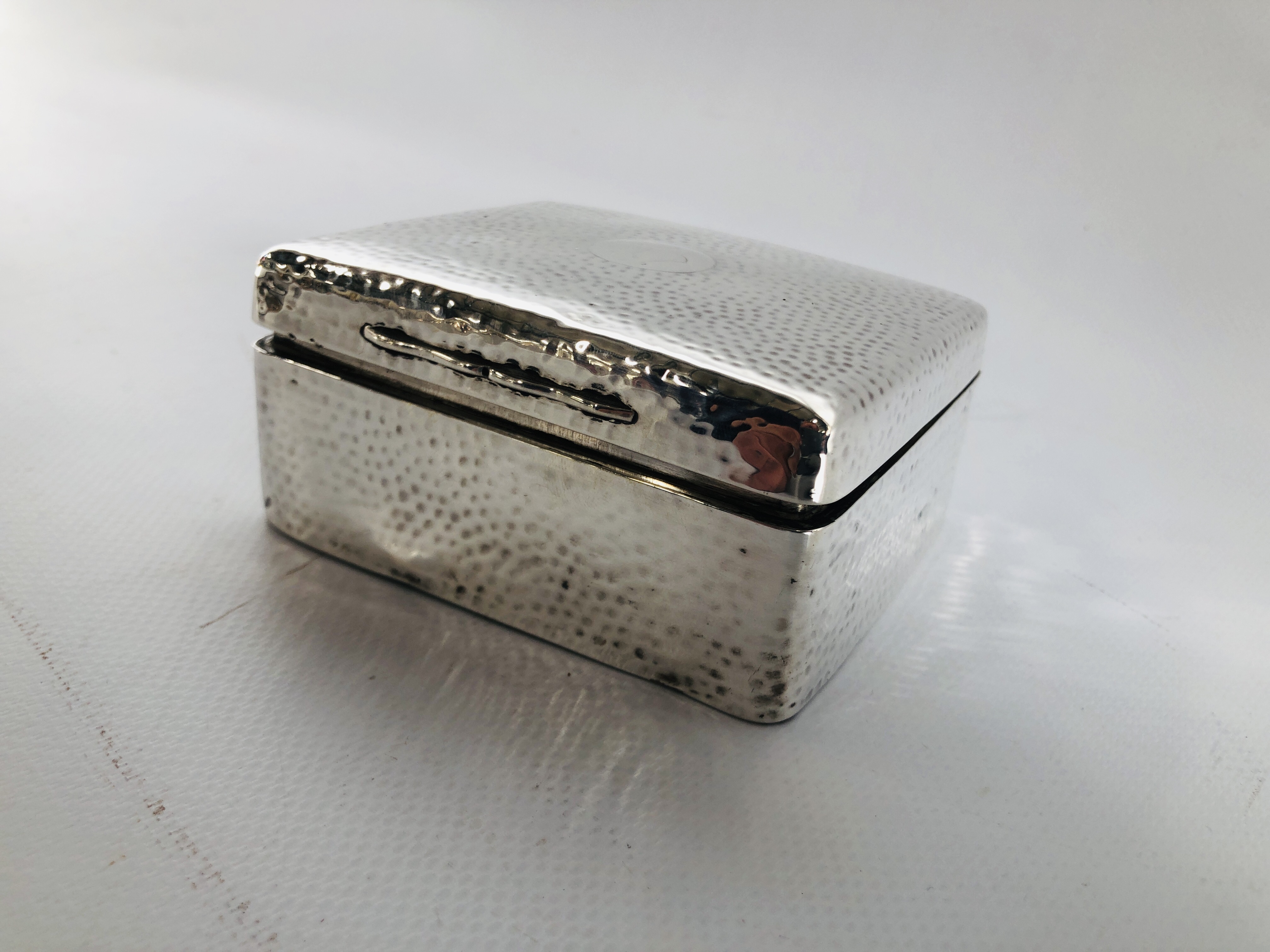 A SMALL SILVER CIGARETTE BOX AND ONE LARGER SILVER CIGARETTE BOX WITH HAMMERED FINISH. - Image 7 of 10