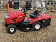 A MTD RH125/92B PETROL 5 SPEED RIDE ON LAWN MOWER WITH ELECTRIC IGNITION - SOLD AS SEEN.