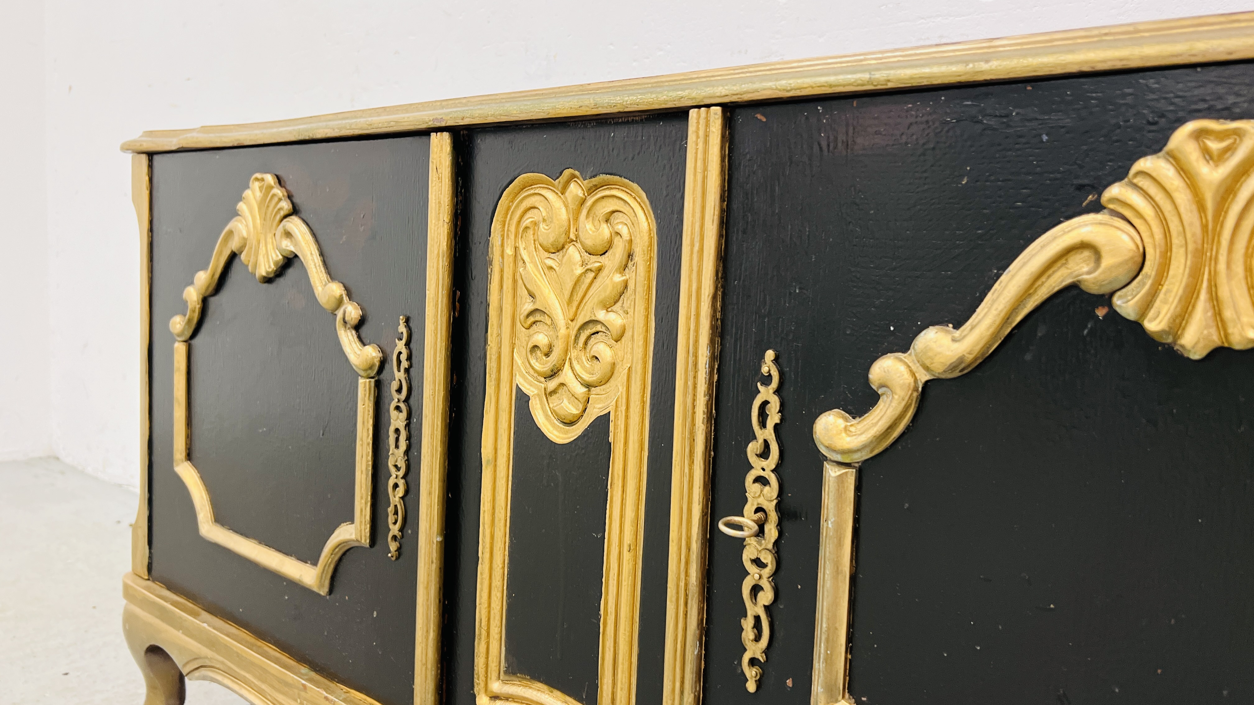A REPRODUCTION LOW LEVEL TWO DOOR CABINET WITH BLACK AND GOLD PAINTED FINISH WIDTH 124CM. - Image 5 of 8