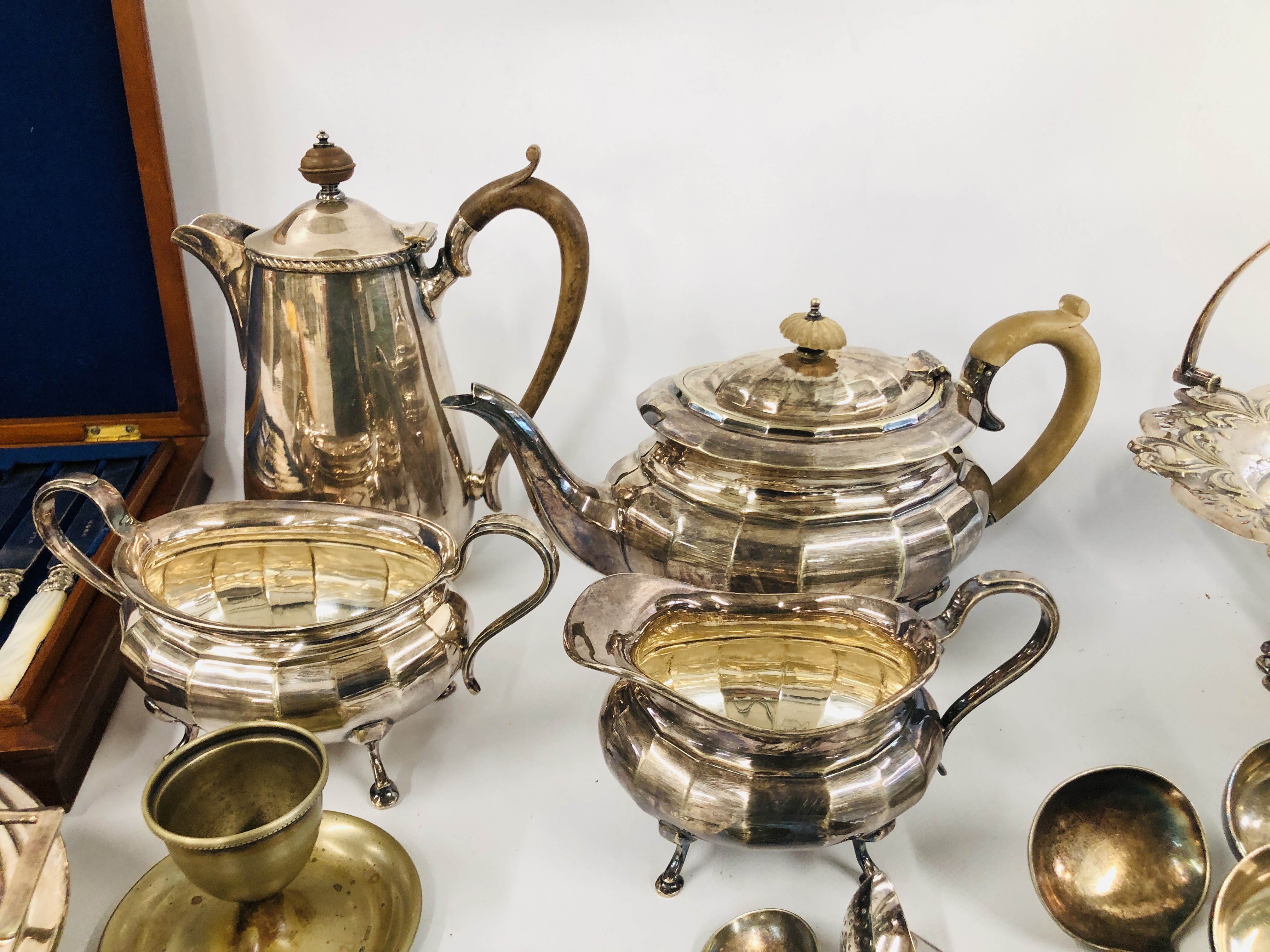 BOX OF ASSORTED VINTAGE SILVER PLATED WARE TO INCLUDE TREEN, THREE PIECE TEA SET + COFFEE POT, - Image 5 of 11