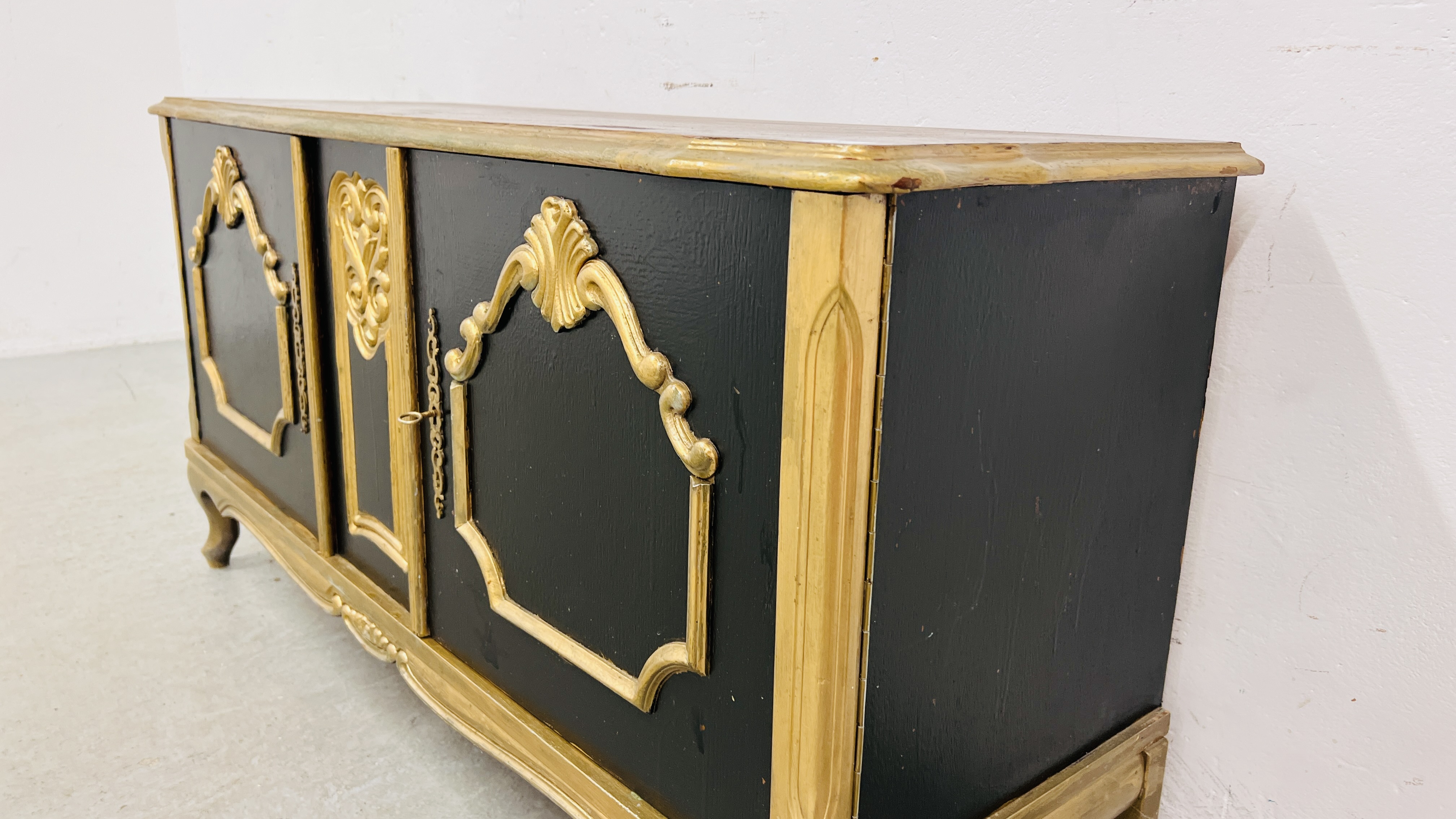 A REPRODUCTION LOW LEVEL TWO DOOR CABINET WITH BLACK AND GOLD PAINTED FINISH WIDTH 124CM. - Image 4 of 8