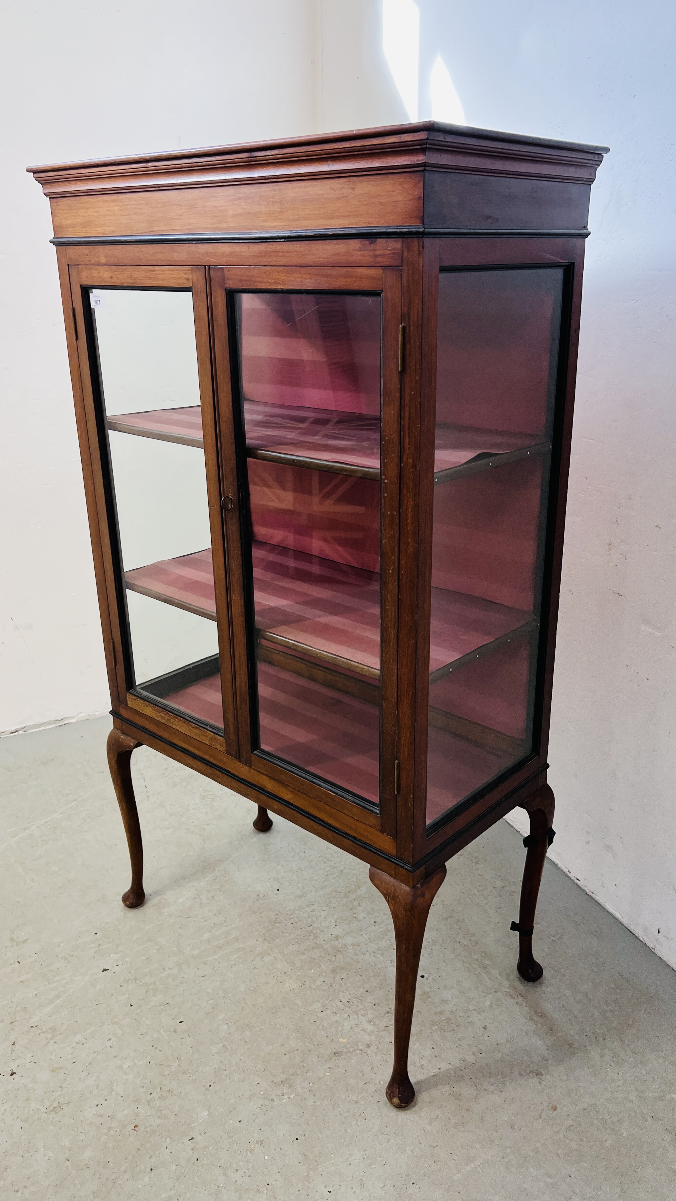 MAHOGANY TWO DOOR GLAZED DISPLAY CABINET STANDING ON LEGS DEPTH 40CM. WIDTH 78CM. HEIGHT 140CM. - Image 6 of 8