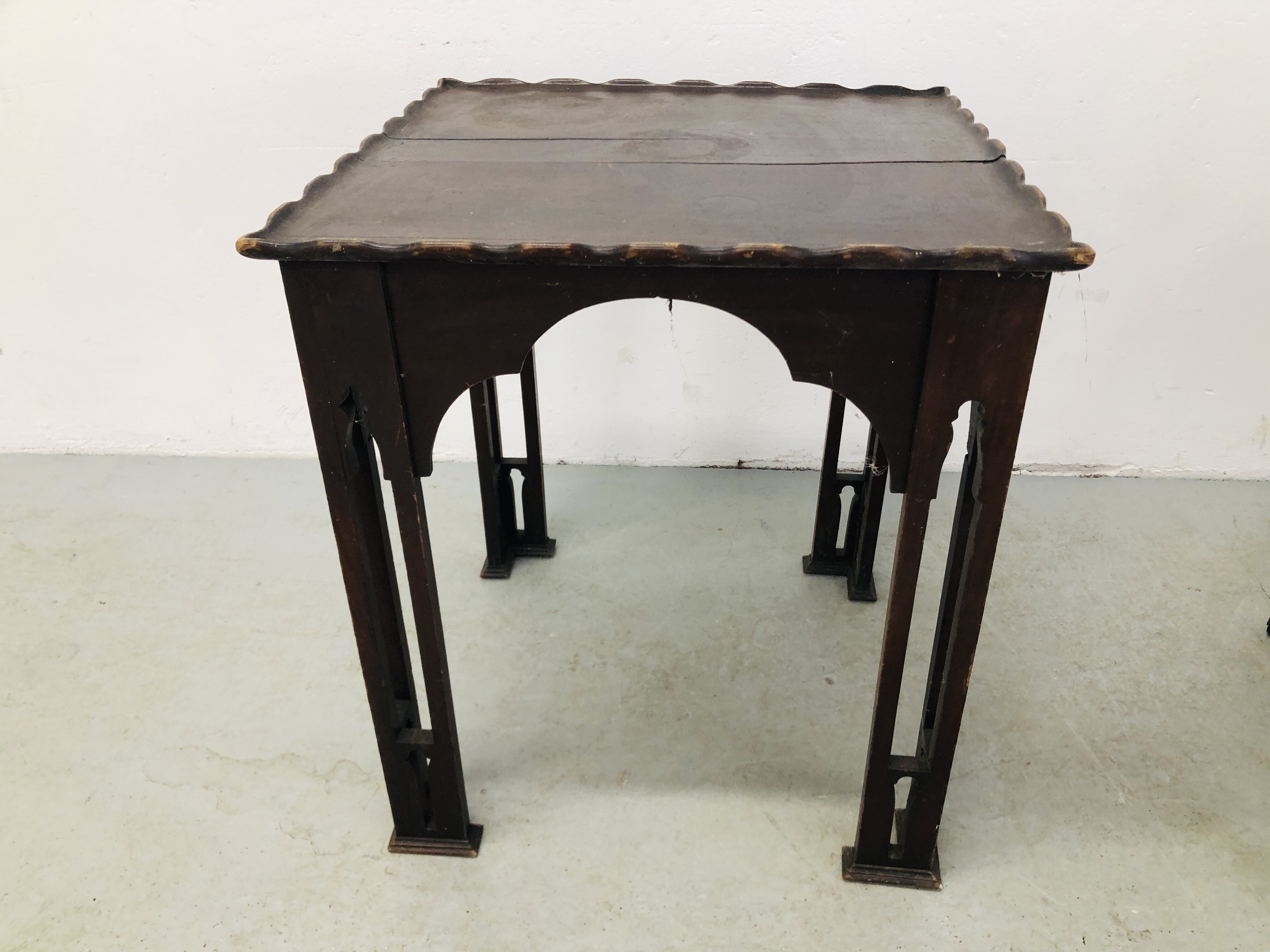 AN ANTIQUE CIRCULAR OCCASIONAL TABLE WITH FRET WORK DETAIL AND GALLERIED SHELF BELOW EACH LEGS - Image 8 of 10