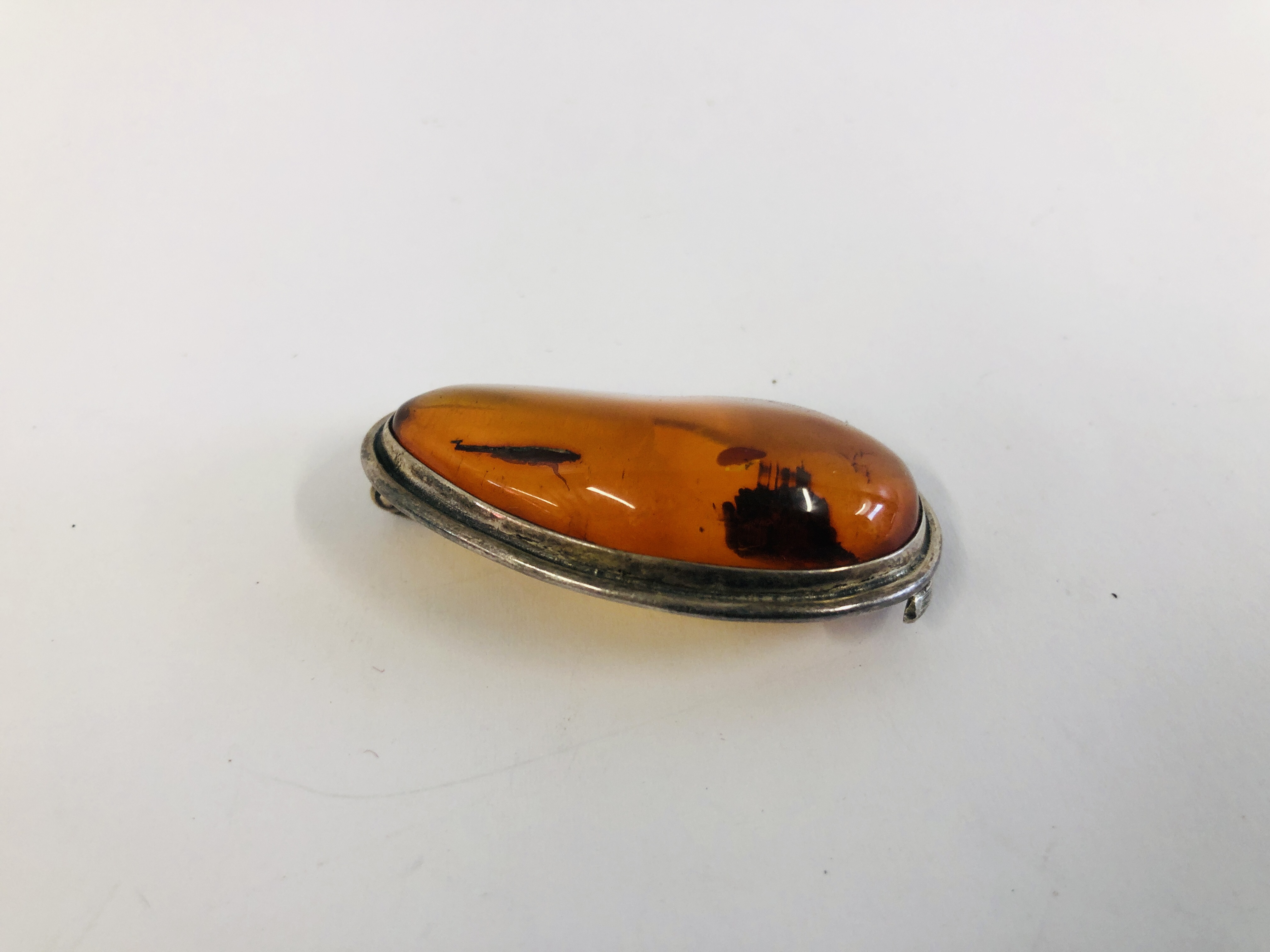 A SILVER MOUNTED AMBER BROOCH - Image 2 of 5