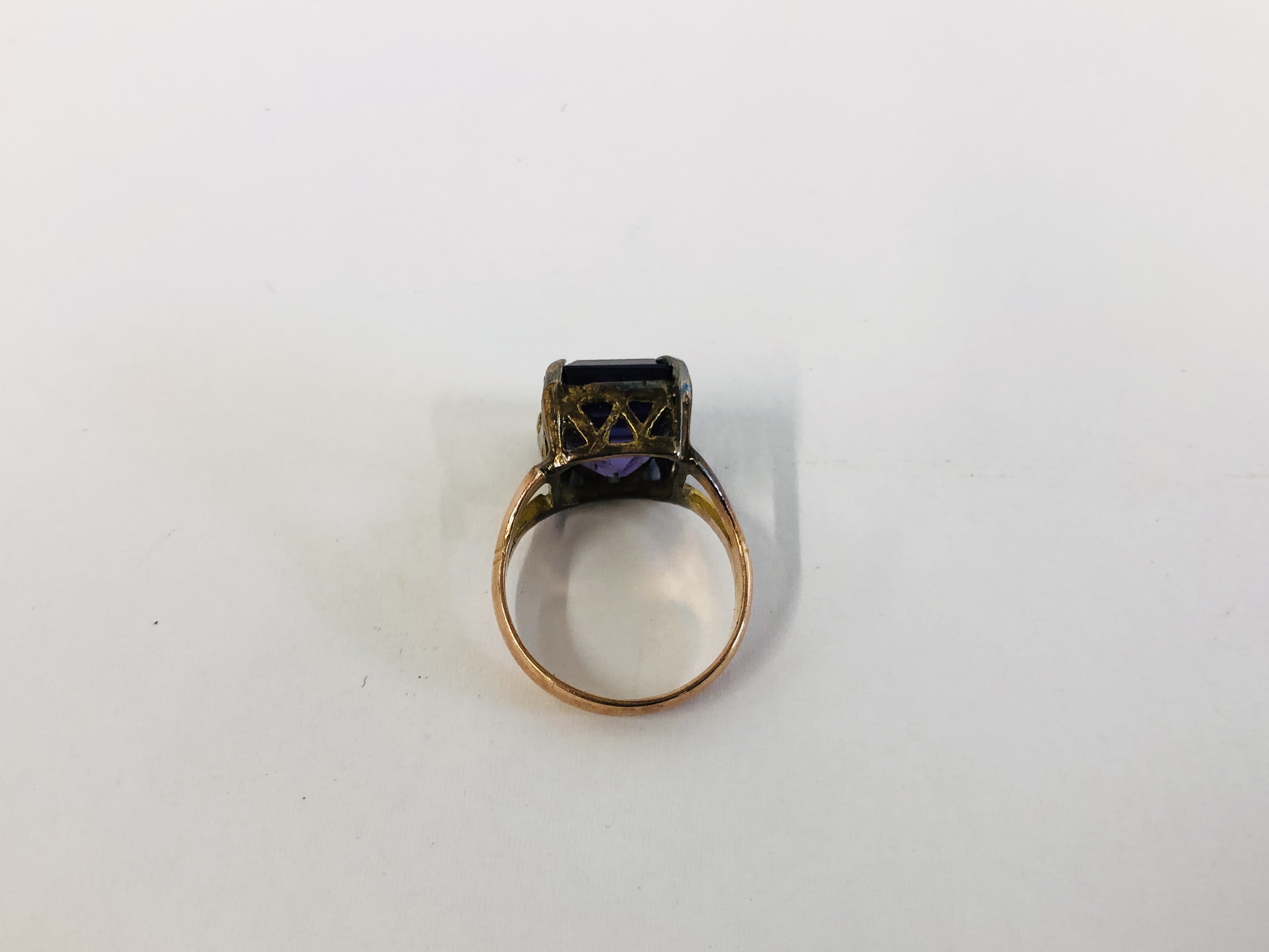 A YELLOW METAL AMETHYST RING IN CAGE SETTING SIZE G/H - Image 4 of 7