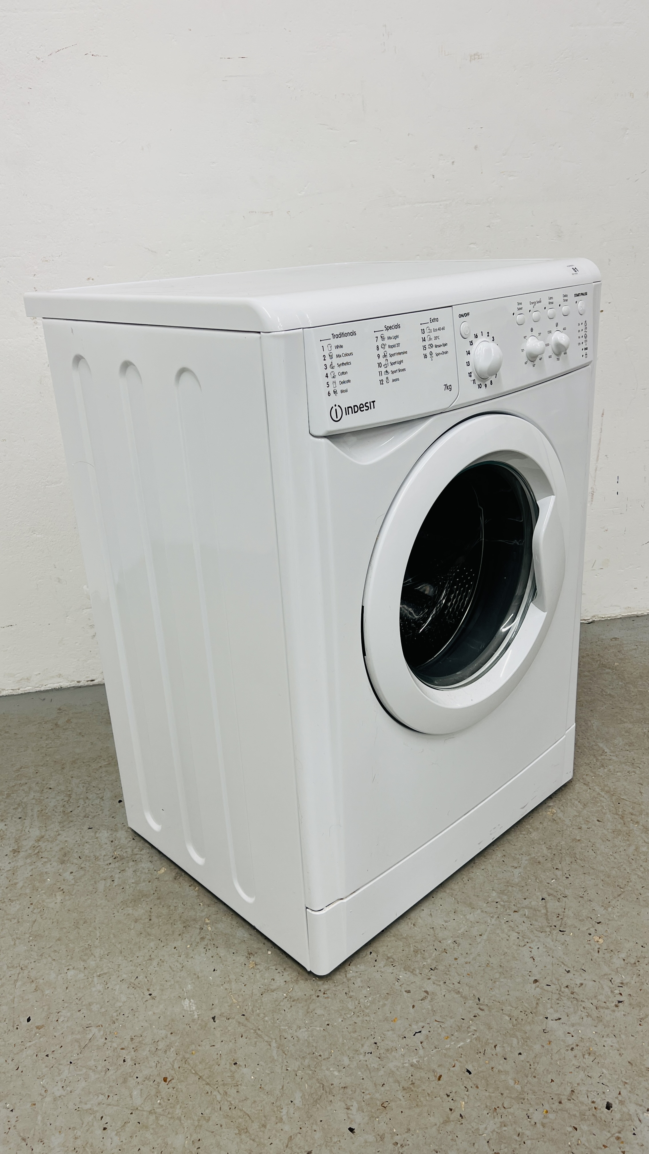 AN INDESIT 7KG WASHING MACHINE - SOLD AS SEEN - Image 4 of 6