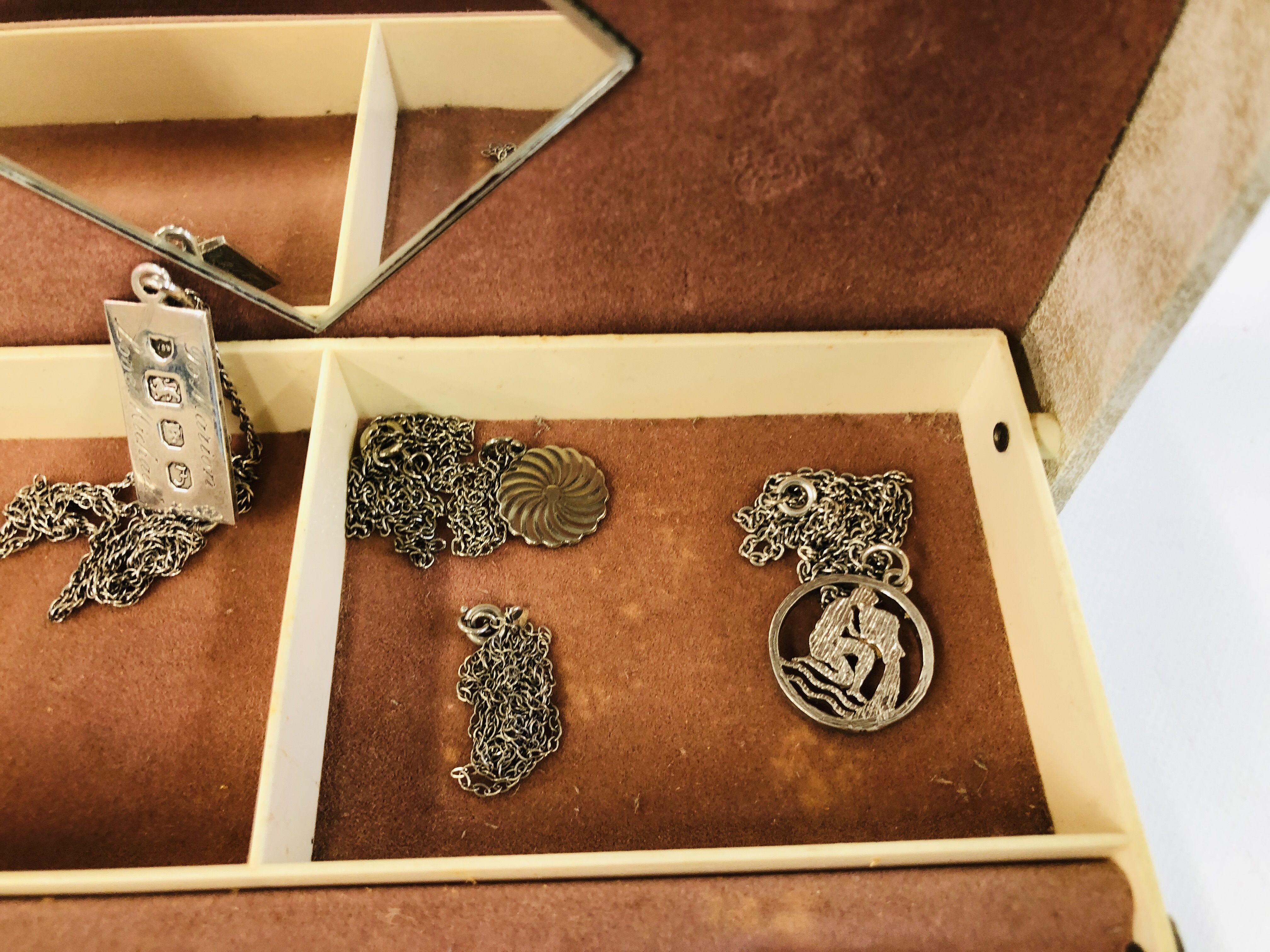 JEWELLERY BOX CONTAINING SILVER AND COSTUME JEWELLERY - Image 5 of 7