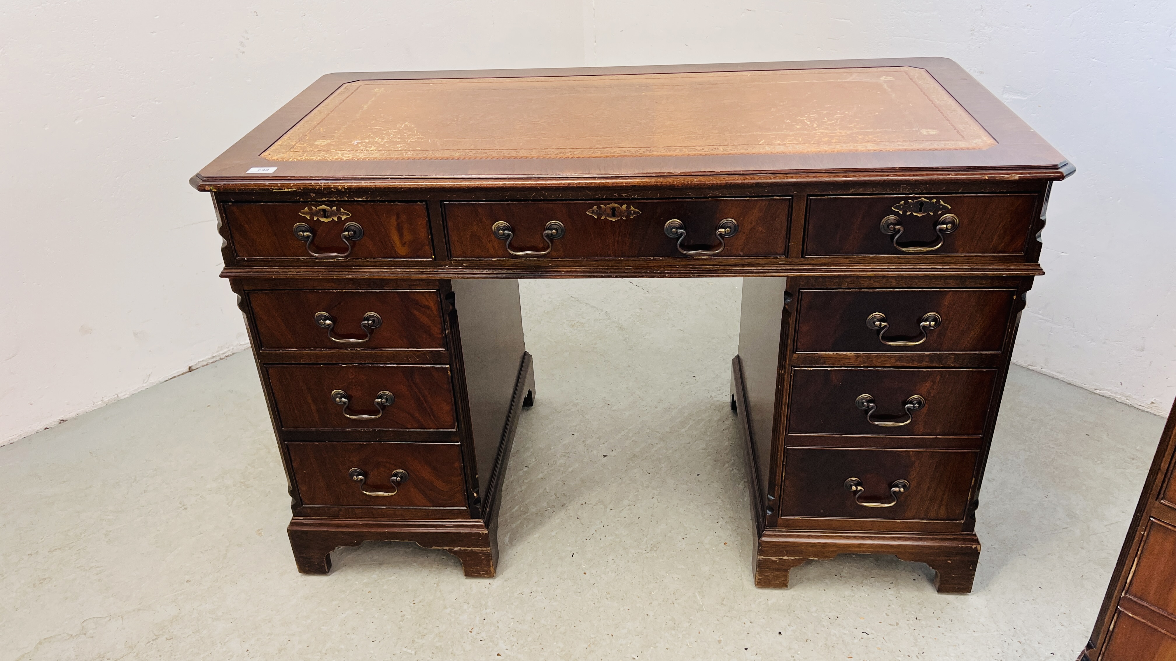 A REPRODUCTION TWIN PEDESTAL HOME OFFICE DESK WITH TAN LEATHERETTE TOOLED TOP WIDTH 122CM. - Image 2 of 10