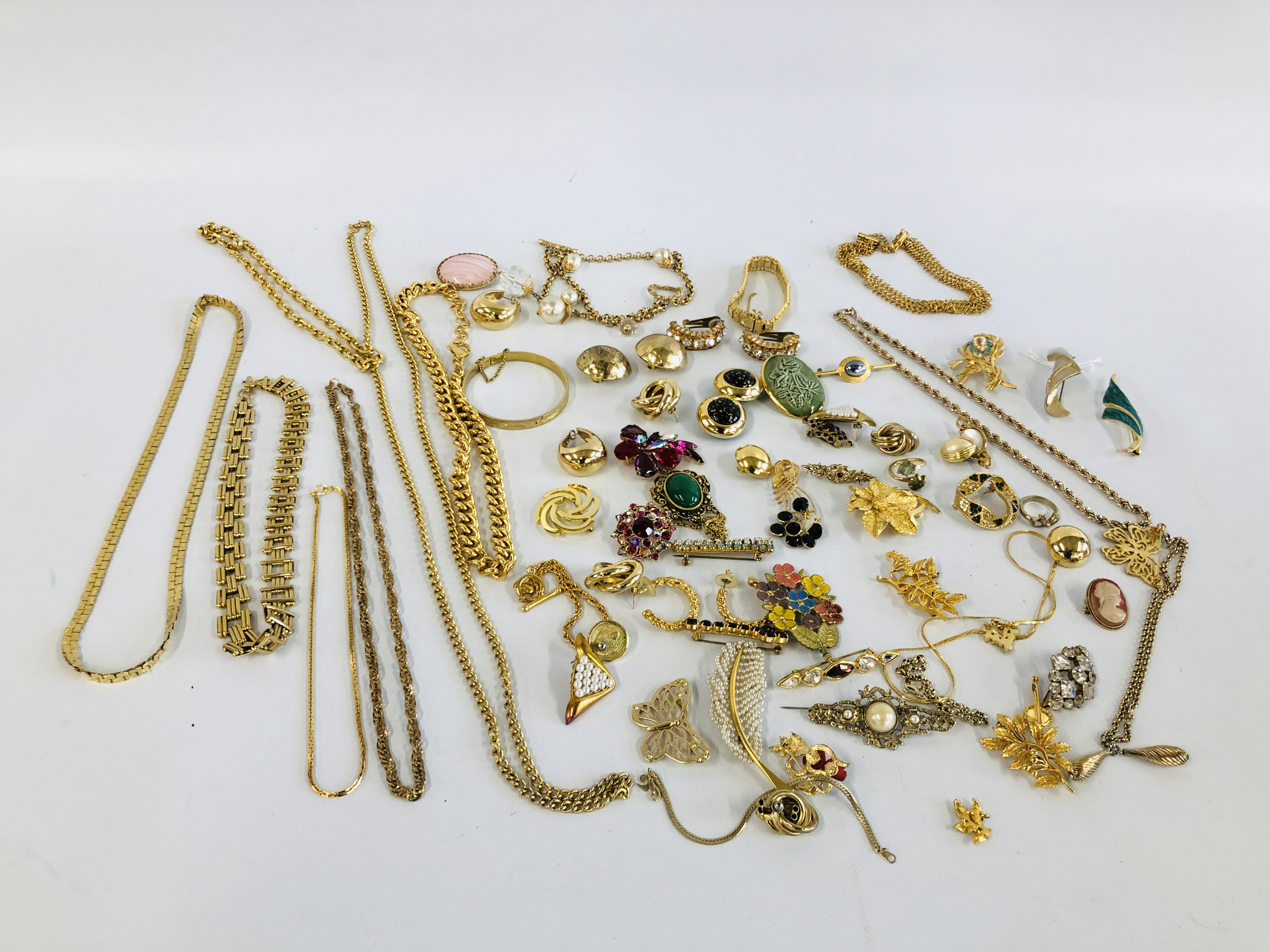 VINTAGE / RETRO AND MODERN GOLD TONE METAL NECKLACES, BRACELETS AND BROOCHES.