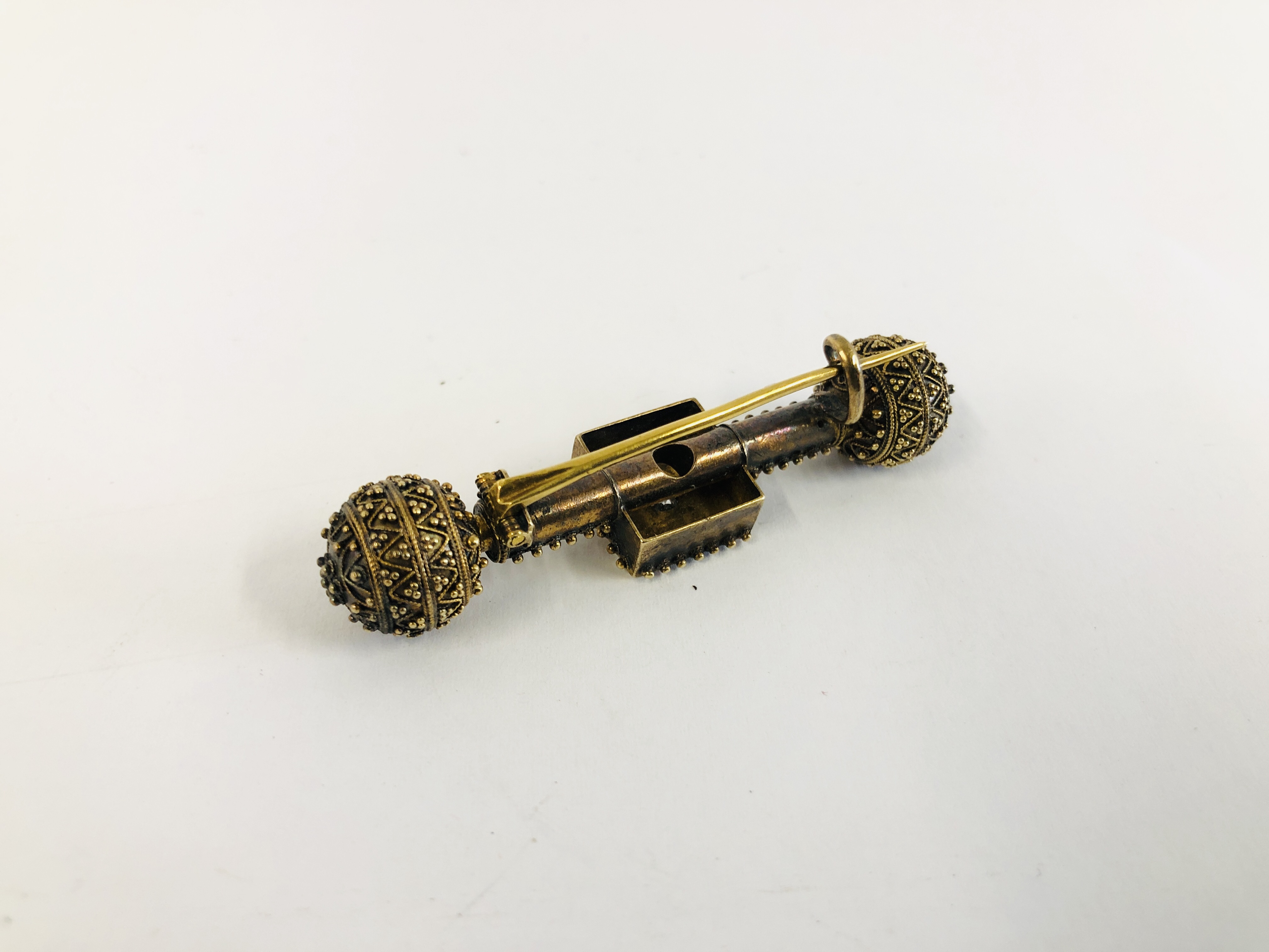 A VICTORIAN YELLOW METAL DIAMOND SET MOURNING BROOCH PRESENTED IN VINTAGE GN & C. - Image 5 of 6