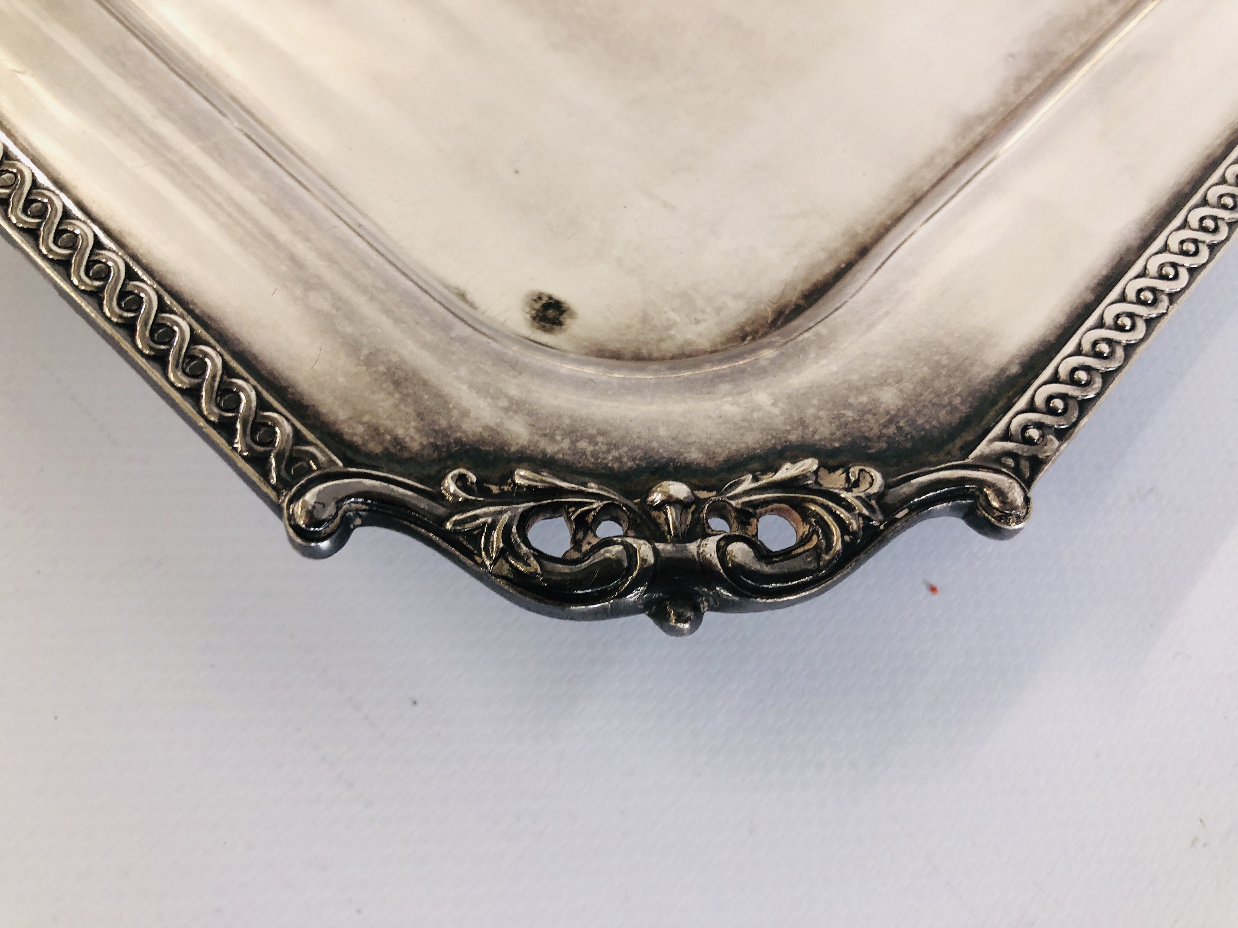 A GOOD QUALITY SILVER PLATED SALVER. - Image 3 of 8