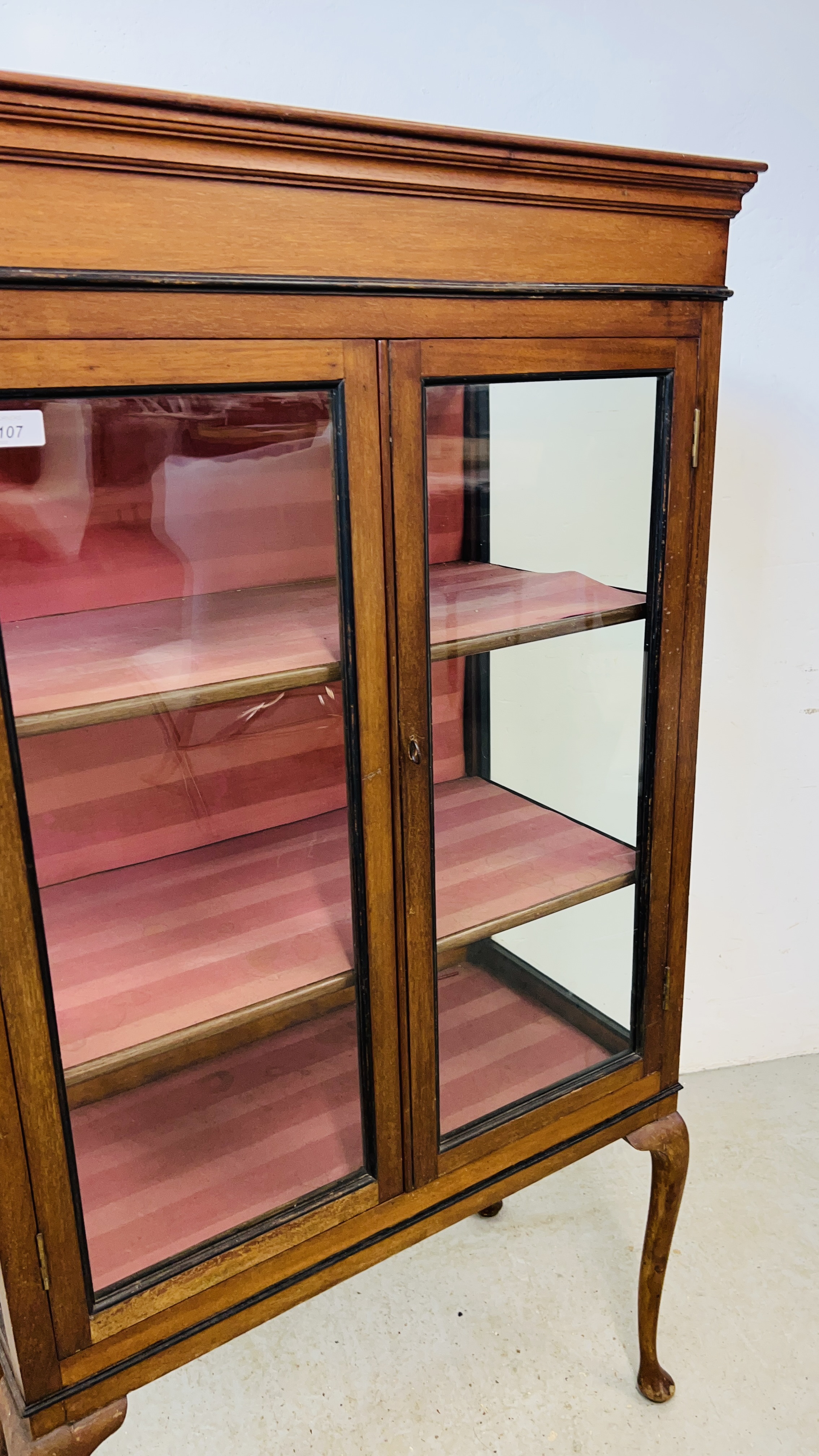 MAHOGANY TWO DOOR GLAZED DISPLAY CABINET STANDING ON LEGS DEPTH 40CM. WIDTH 78CM. HEIGHT 140CM. - Image 5 of 8