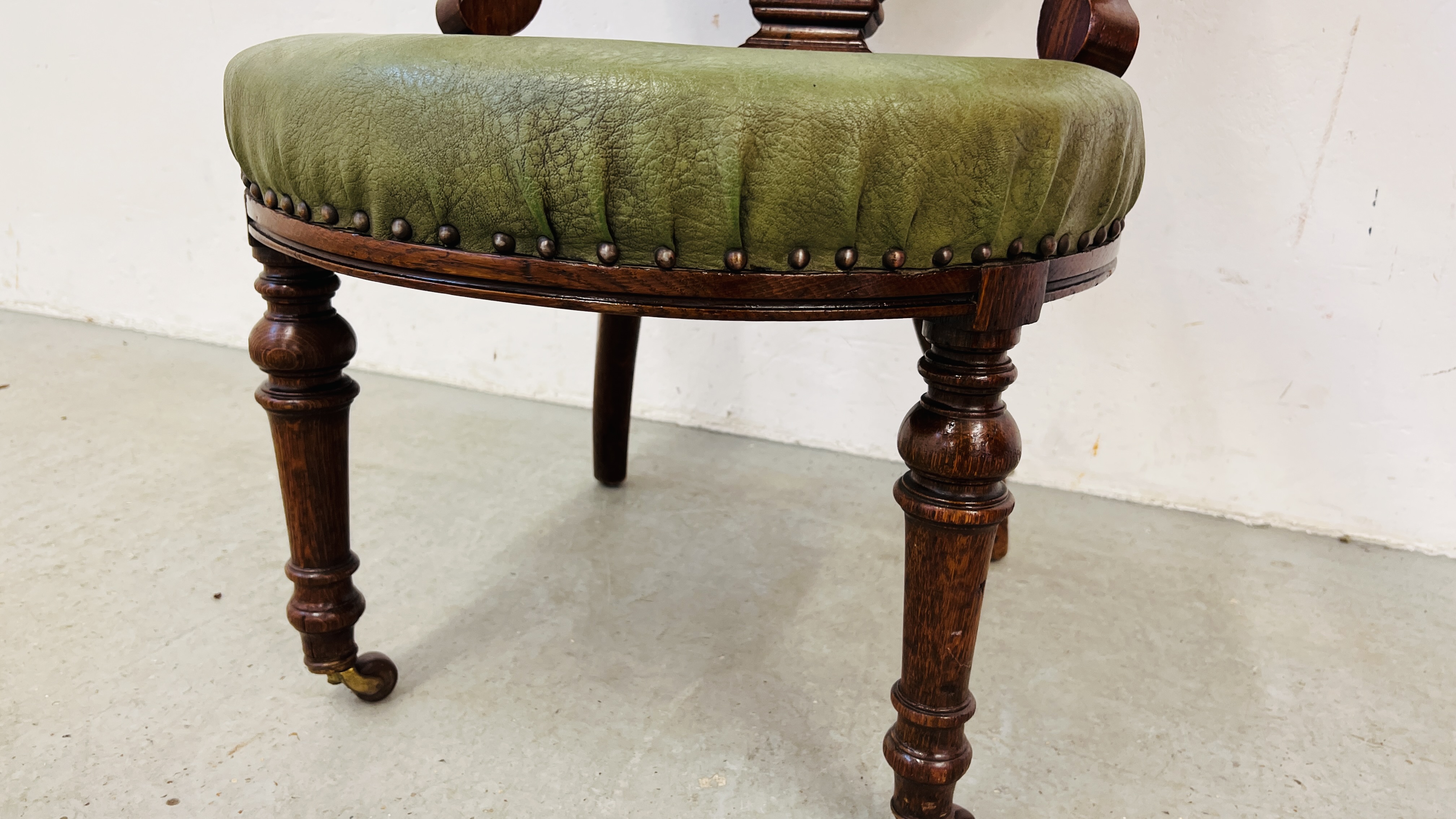 AN ANTIQUE OAK FRAMED TUB CHAIR WITH BOTTLE GREEN LEATHER UPHOLSTERY AND STUD DETAILING. - Image 4 of 7