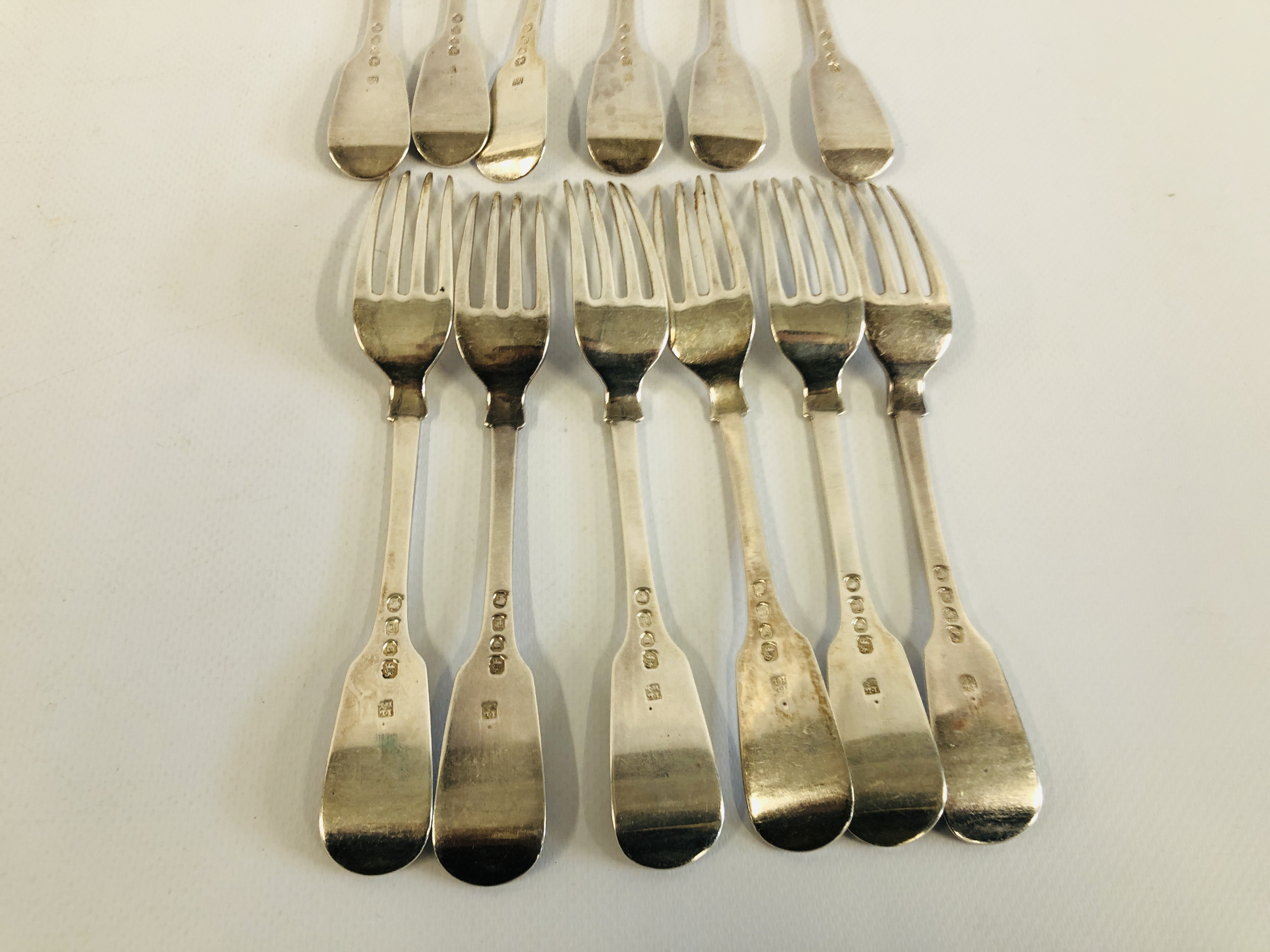 A SET OF TWELVE SILVER FIDDLE PATTERN TABLE FORKS, LONDON ASSAY MAKER I.L. & H.L. - Image 6 of 9