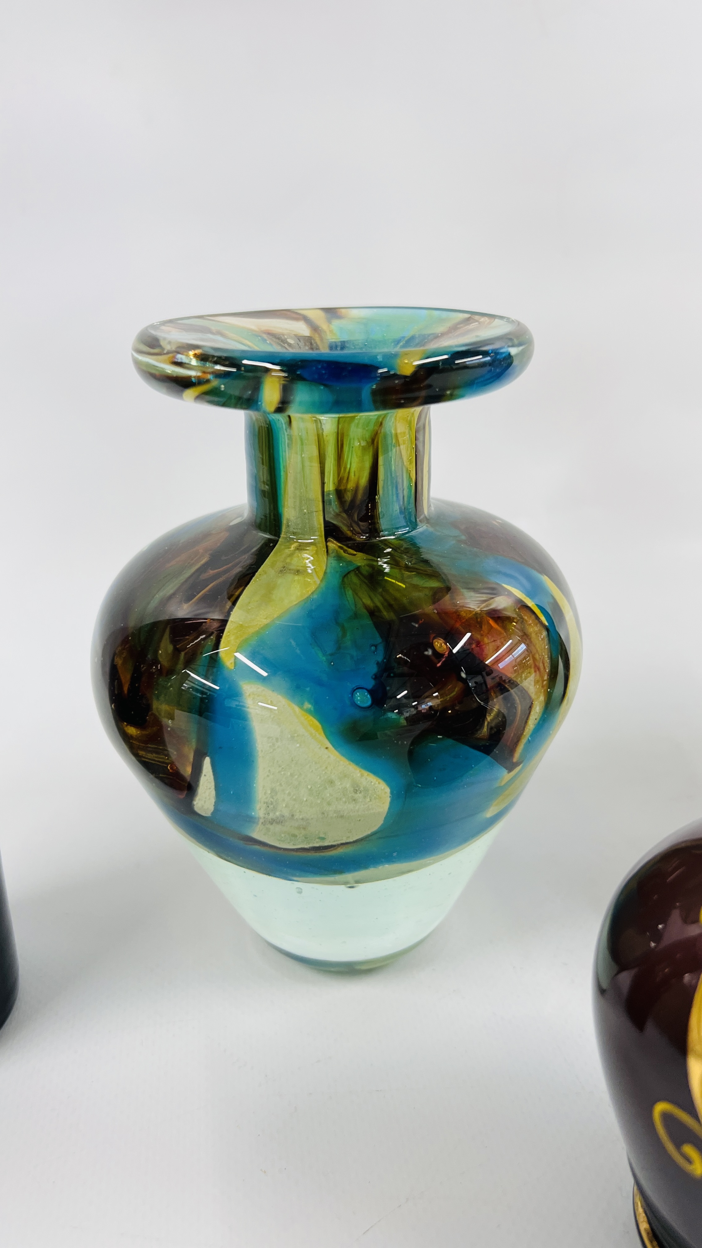 MADINA ART GLASS VASE HEIGHT 14.5CM. ALONG WITH A 1960'S MURANO GLASS FLOWER MIRROR HEIGHT 20CM. - Image 5 of 6