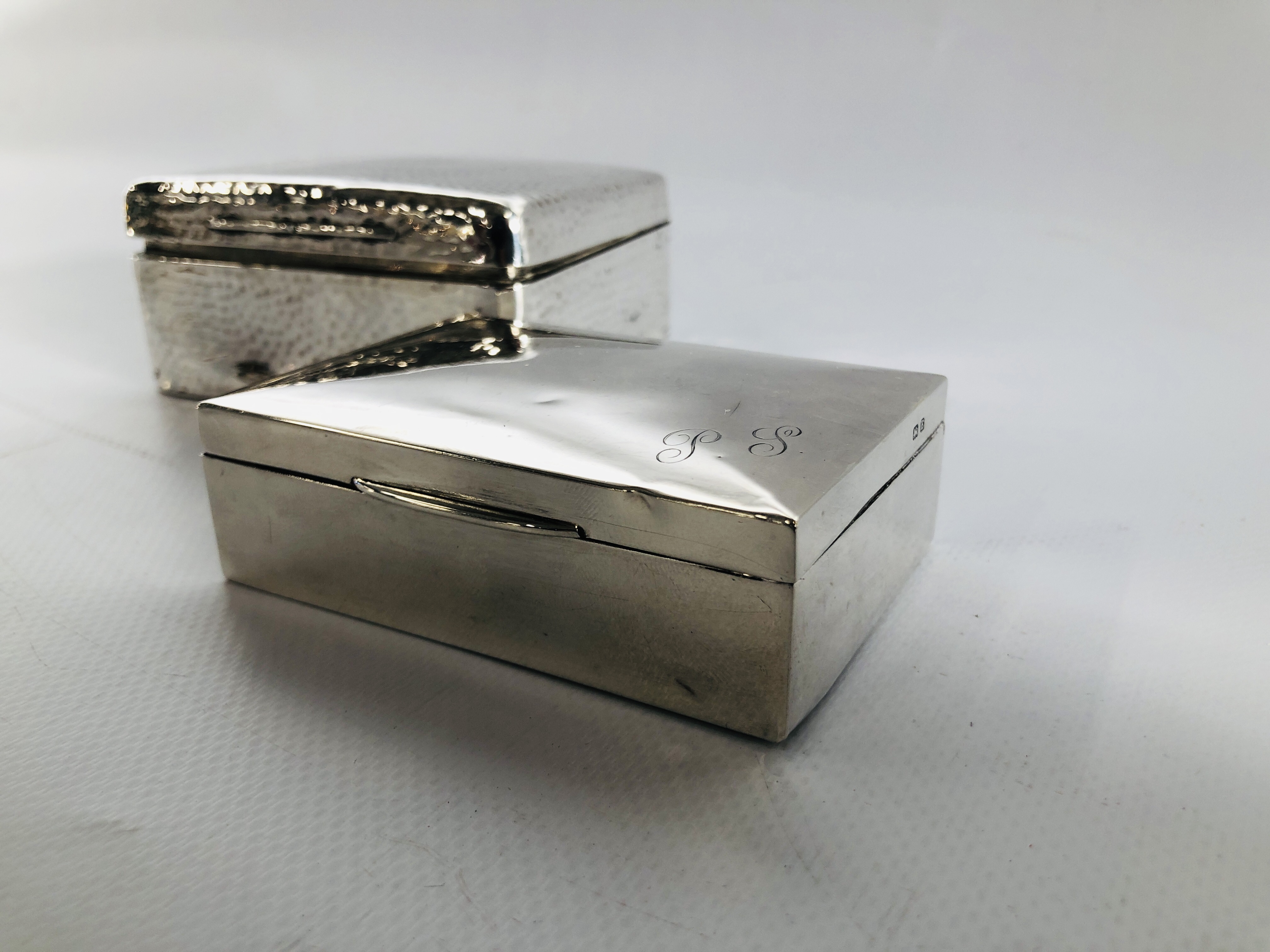 A SMALL SILVER CIGARETTE BOX AND ONE LARGER SILVER CIGARETTE BOX WITH HAMMERED FINISH. - Image 3 of 10