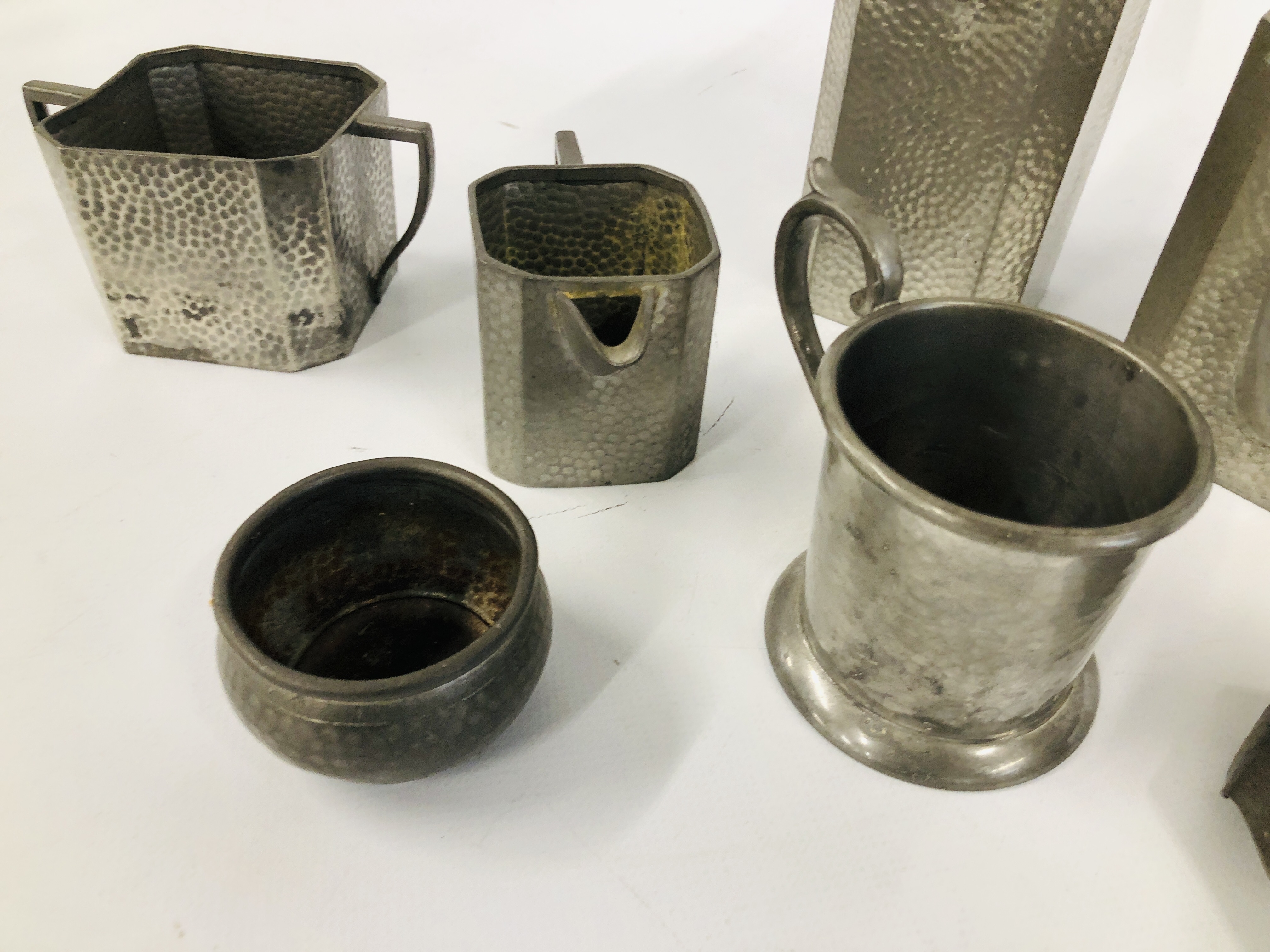 SEVEN PIECES OF ENGLISH PEWTER TO INCLUDE TEA POT, COFFEE POT, MILK JUG, MUG, SALT AND PEPPER ETC. - Image 4 of 6