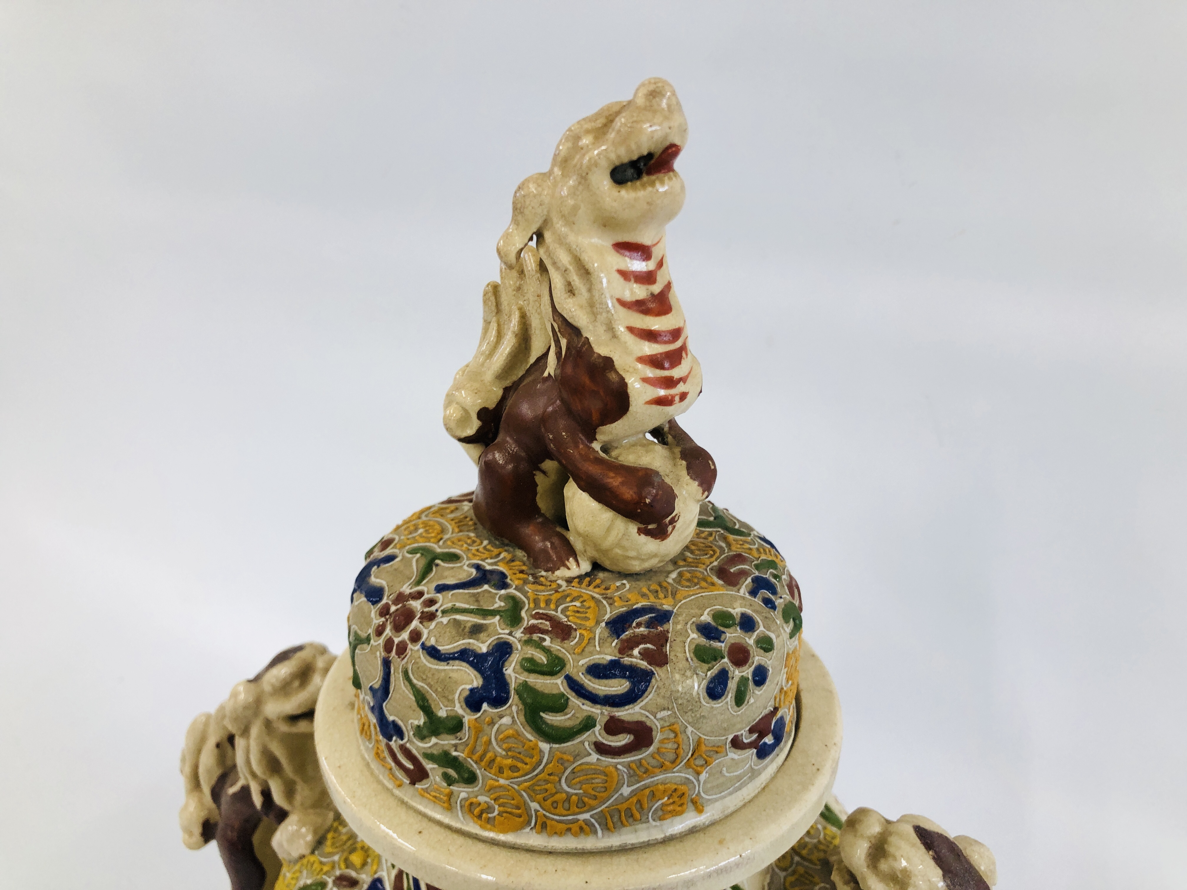 CHINESE STONEWARE URN SUPPORTED BY THREE FOO DOG FEET AND FOO DOG DETAILING A/F - Image 3 of 13